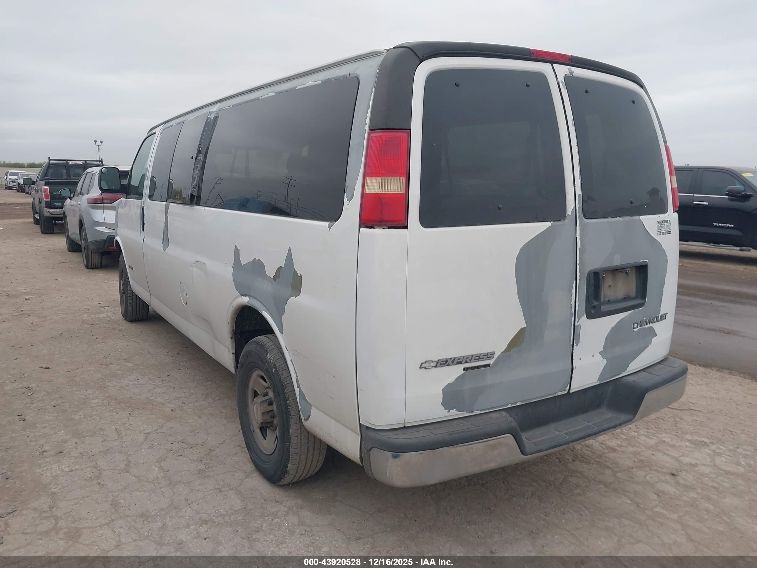 CHEVROLET EXPRESS image 3