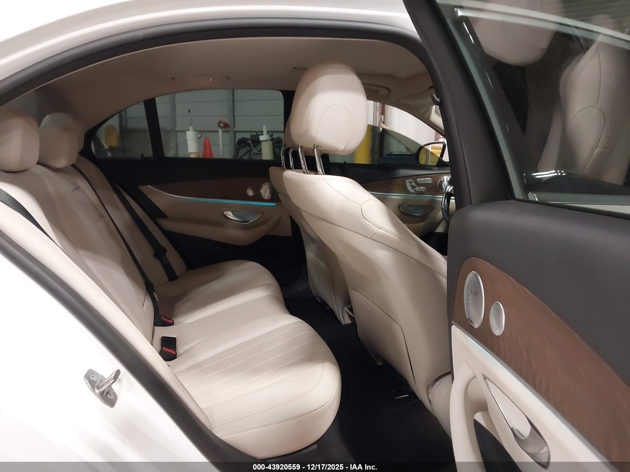 MERCEDES-BENZ E image 8