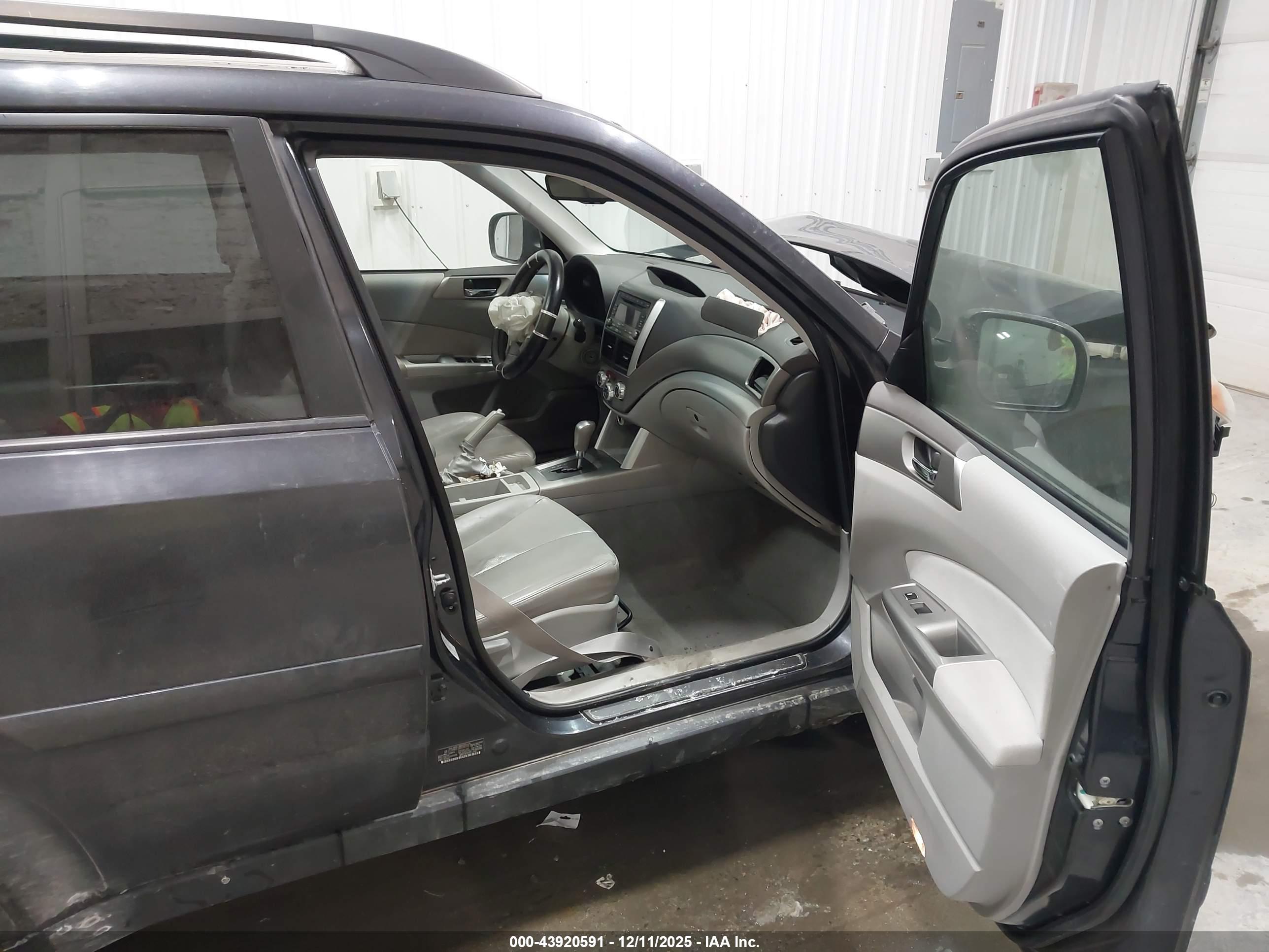 SUBARU FORESTER image 5