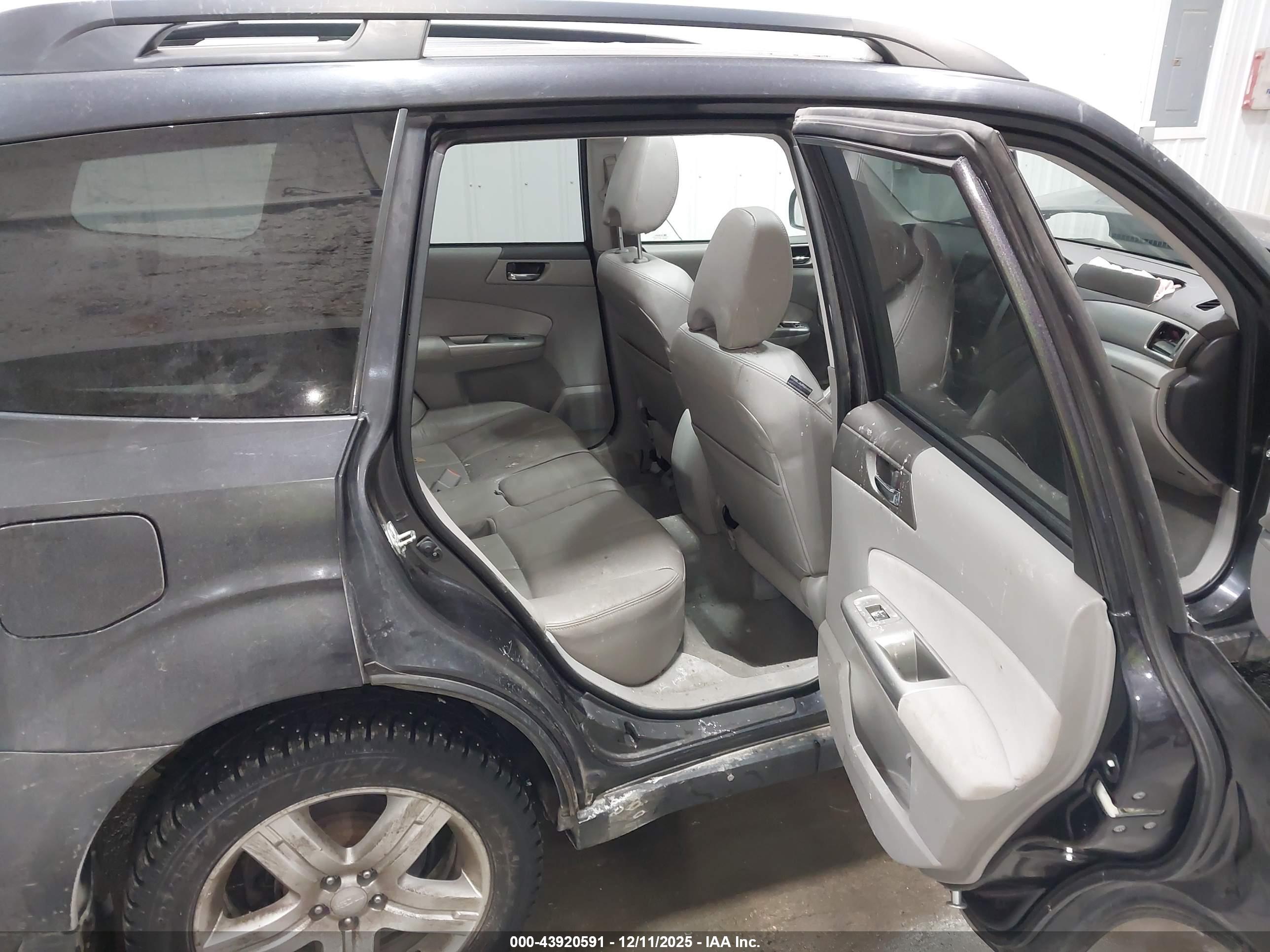 SUBARU FORESTER image 8