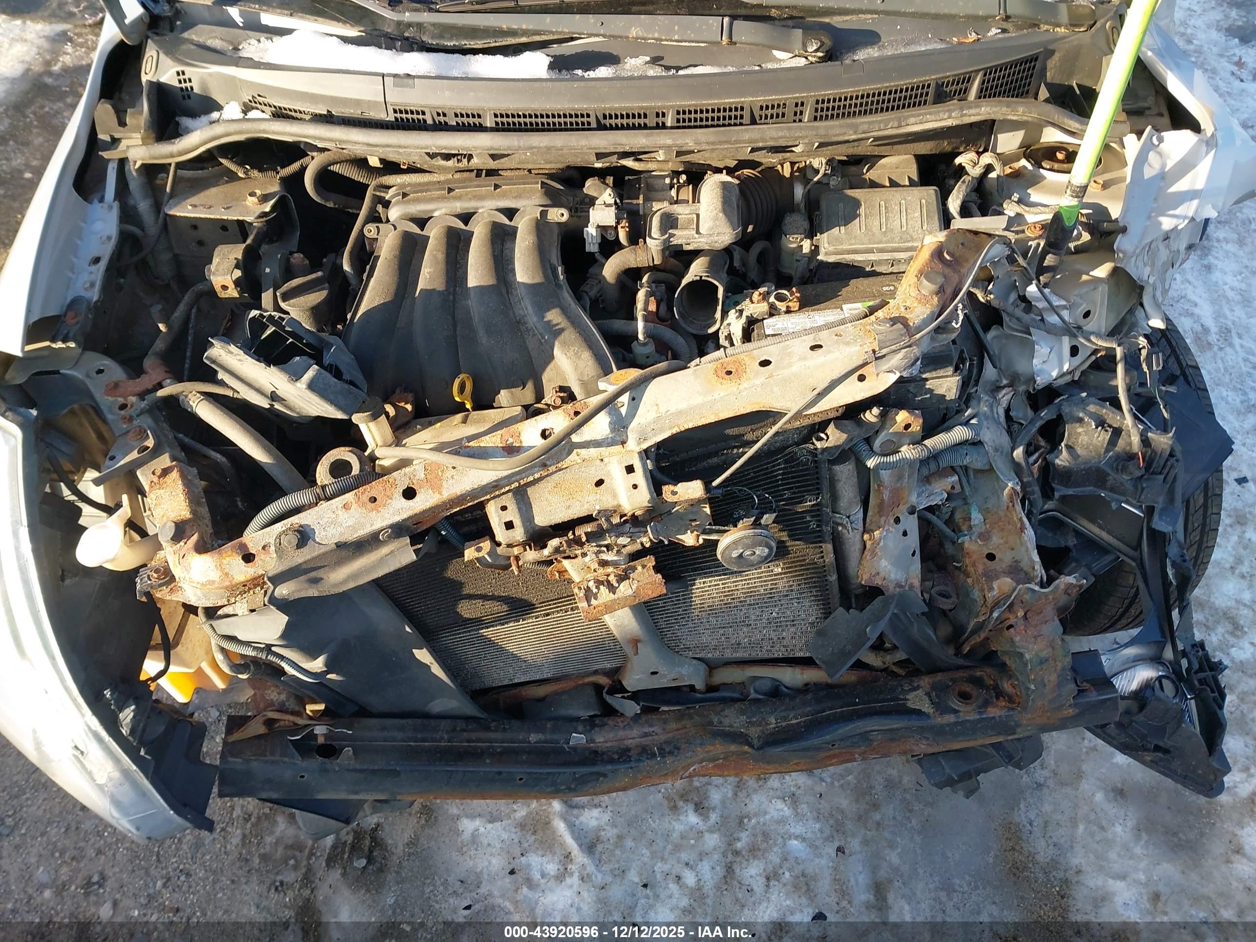 NISSAN VERSA image 10