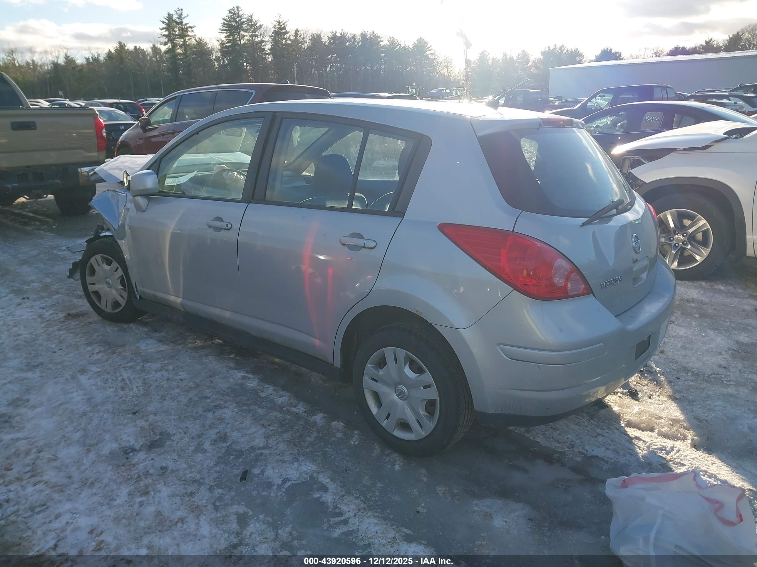 NISSAN VERSA image 3