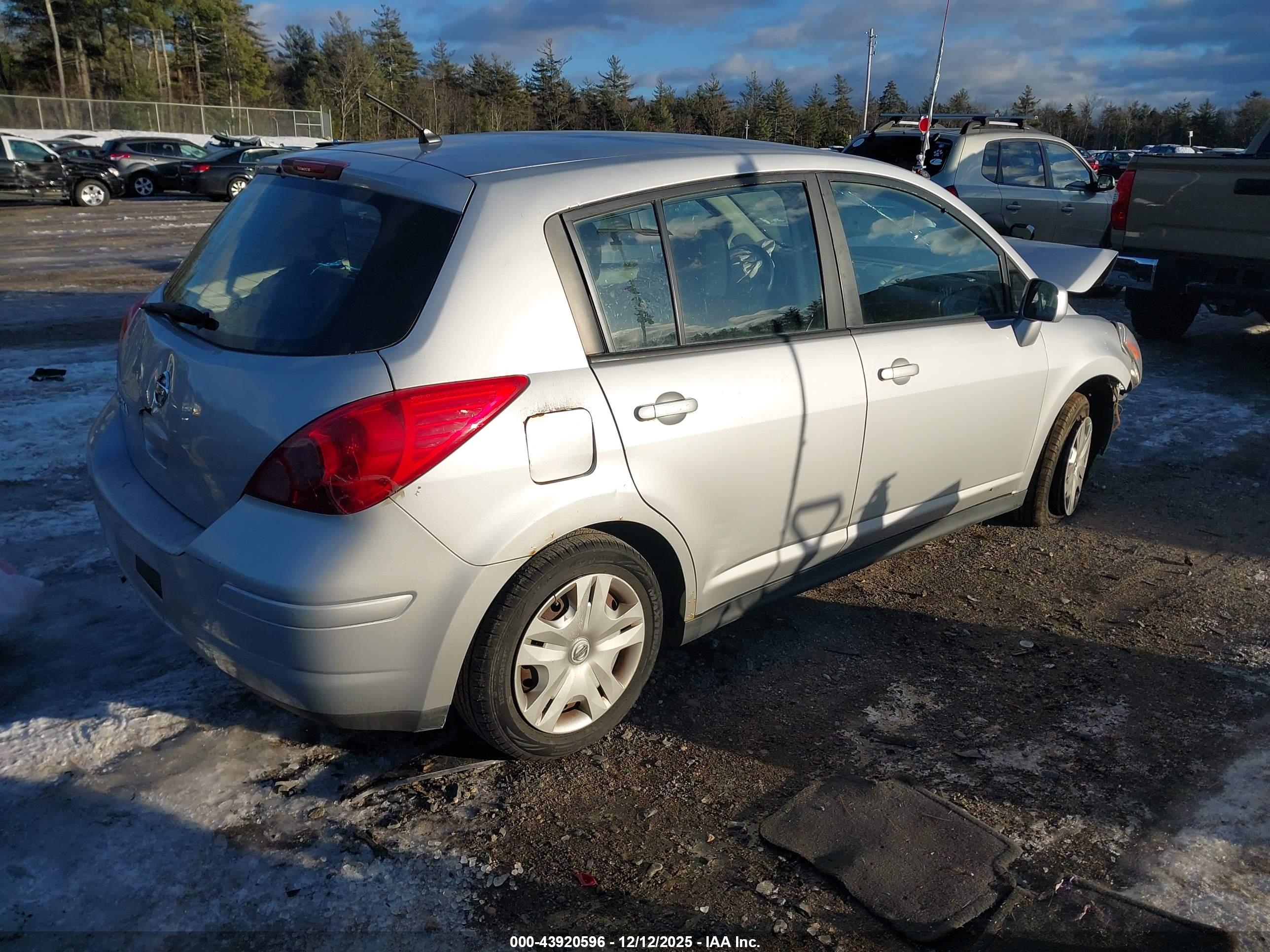 NISSAN VERSA image 4