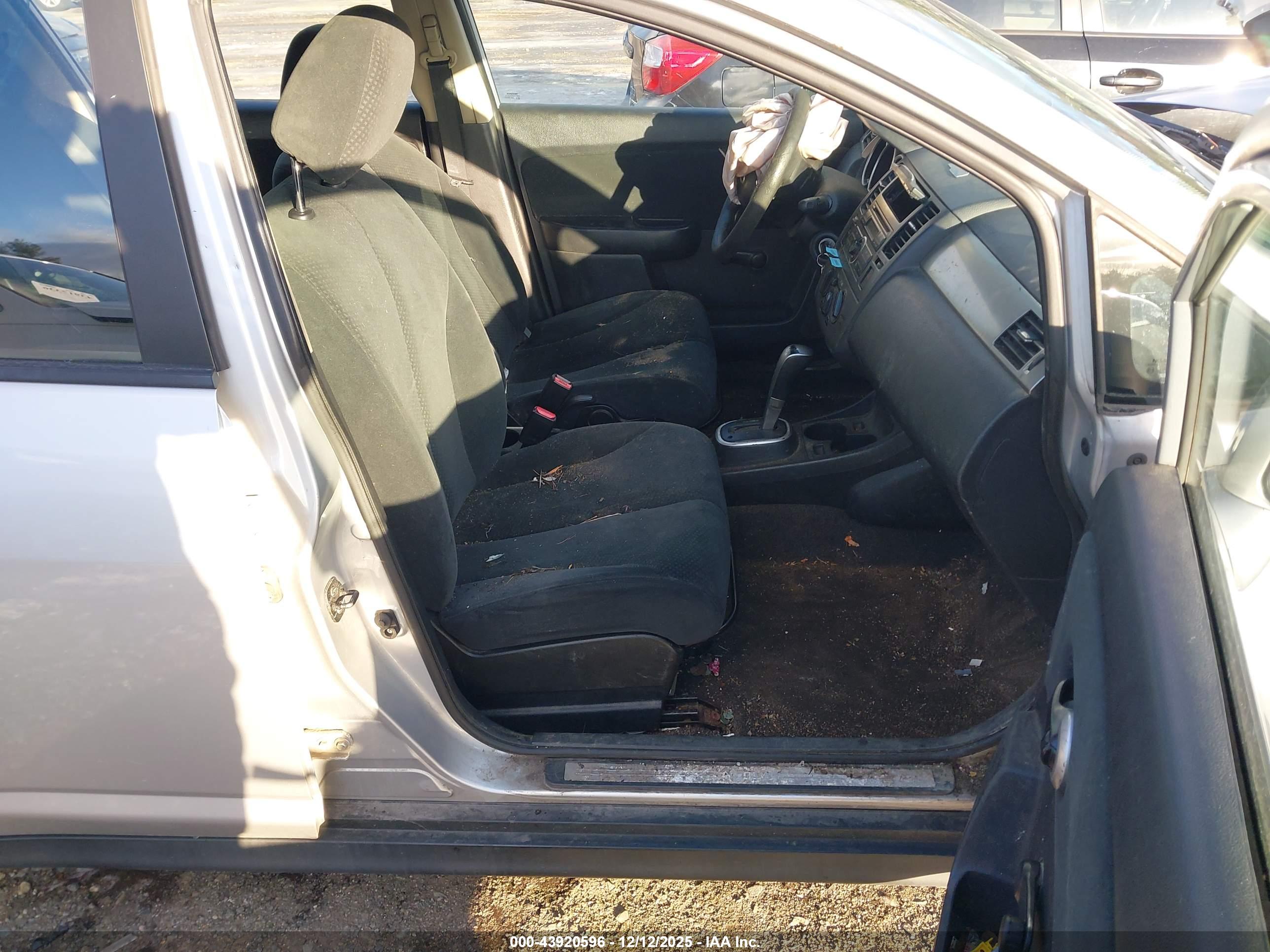 NISSAN VERSA image 5