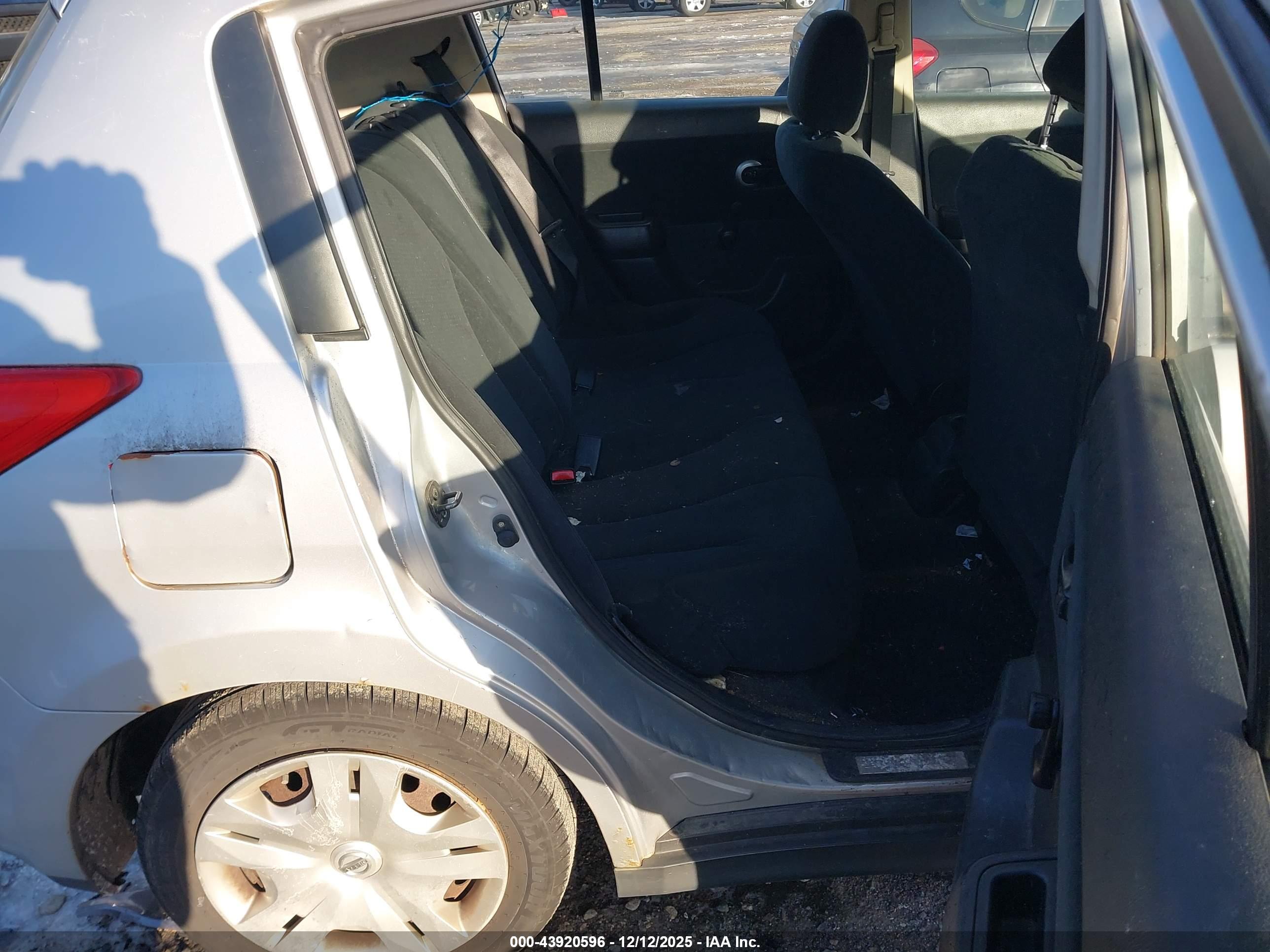NISSAN VERSA image 8