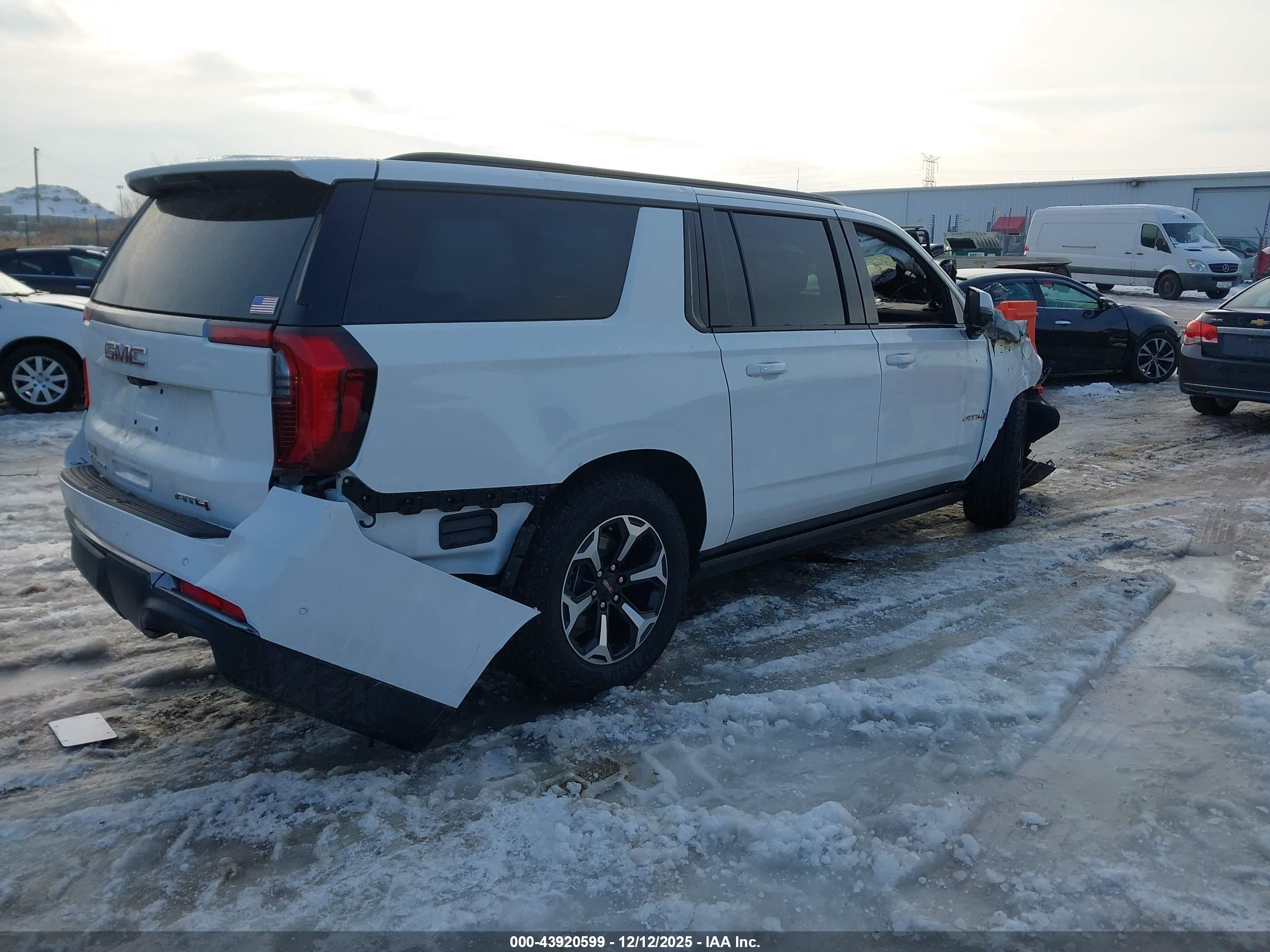 GMC YUKON image 4