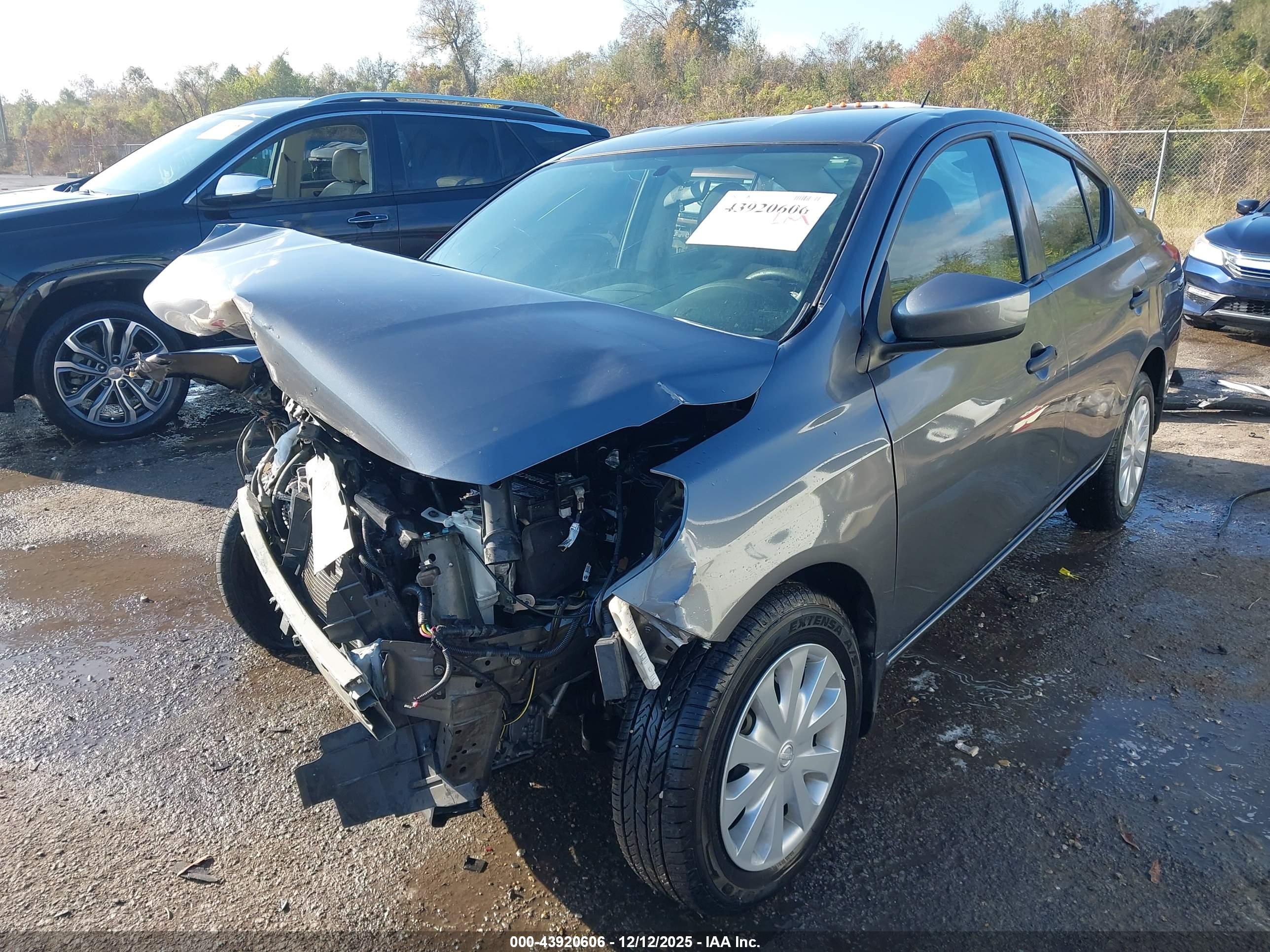 NISSAN VERSA image 2