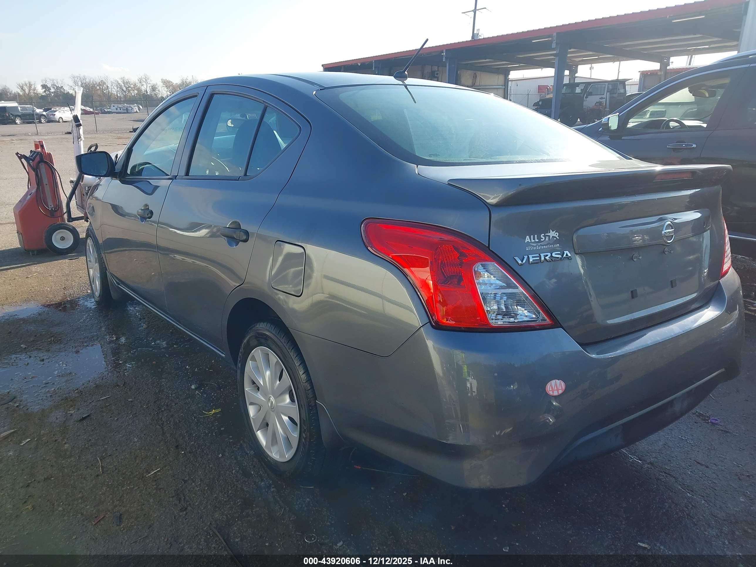 NISSAN VERSA image 3
