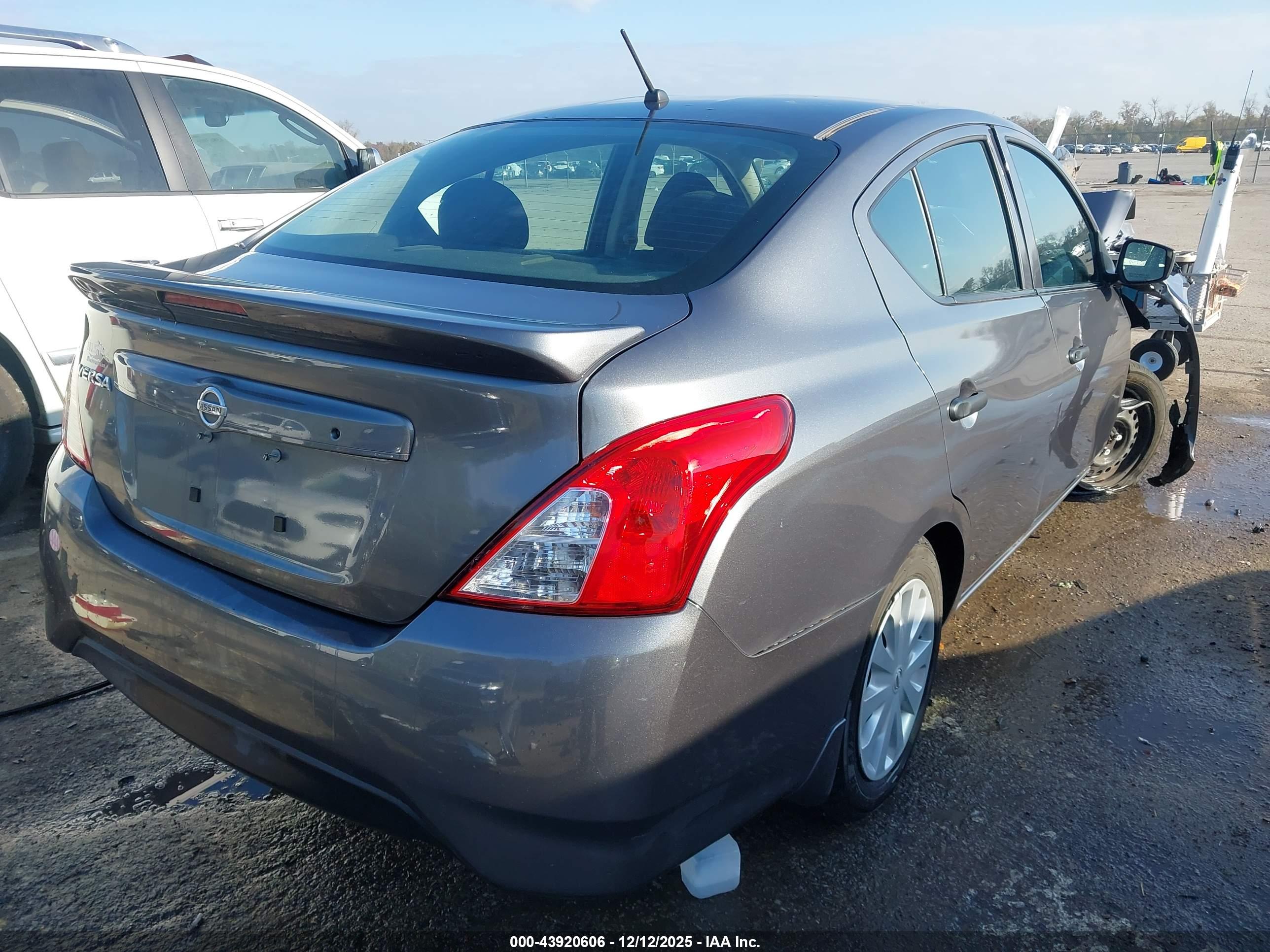 NISSAN VERSA image 4