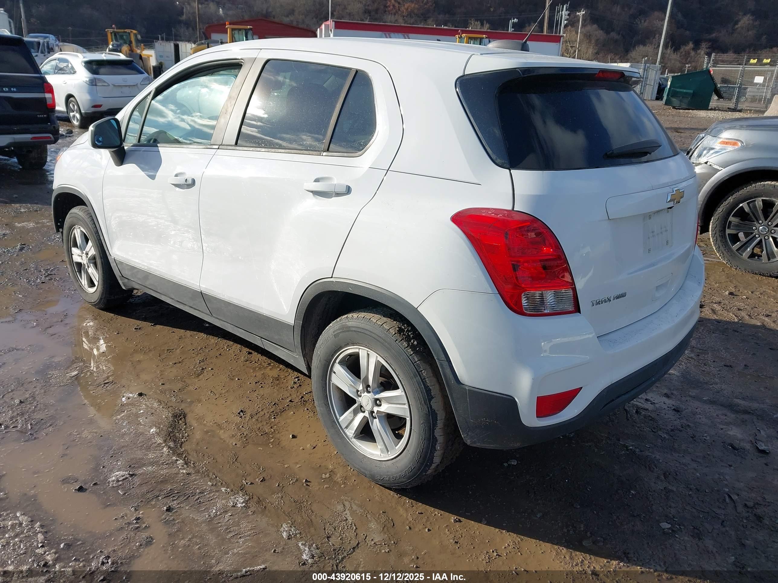 CHEVROLET TRAX image 3