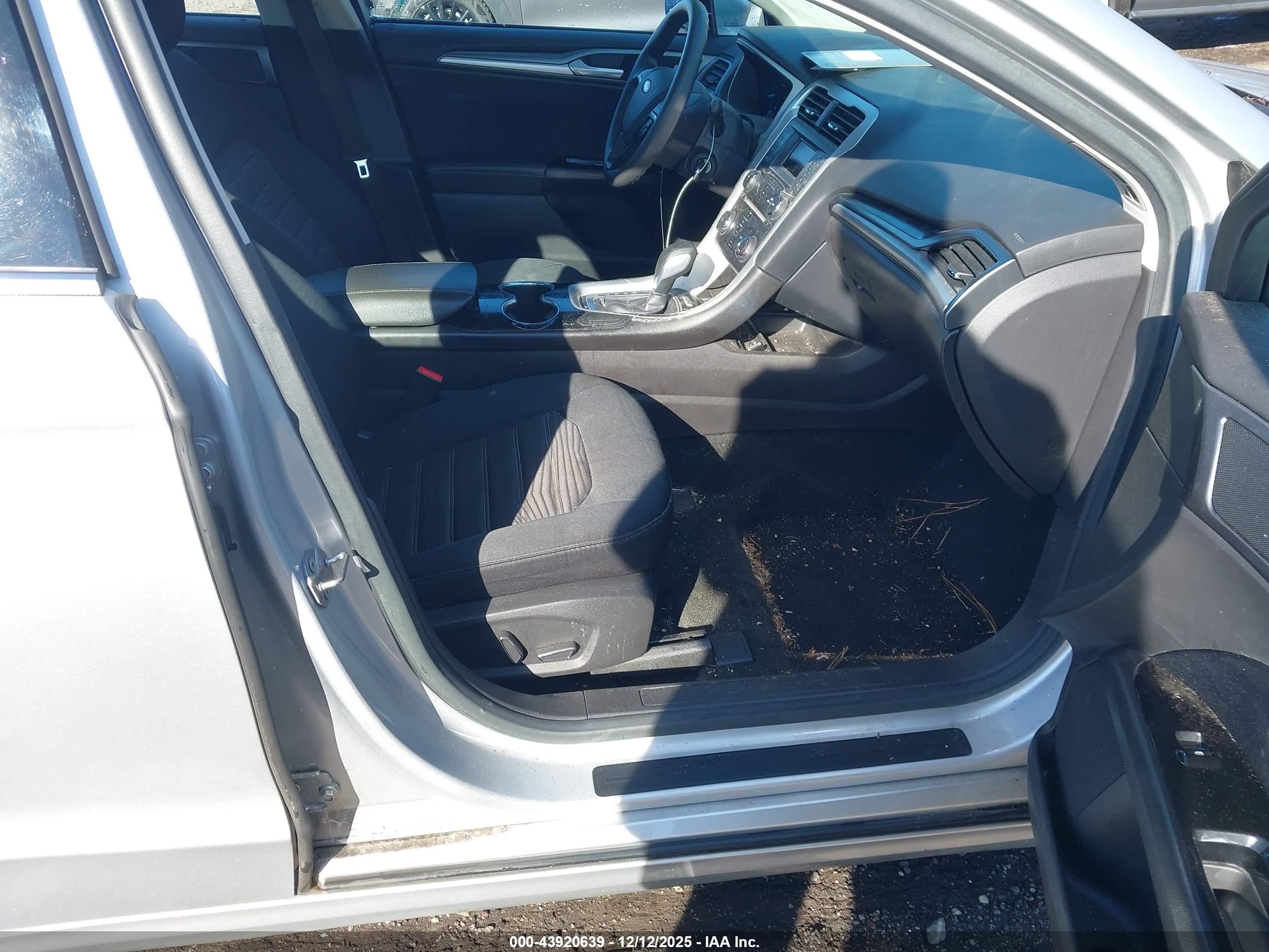FORD FUSION image 5