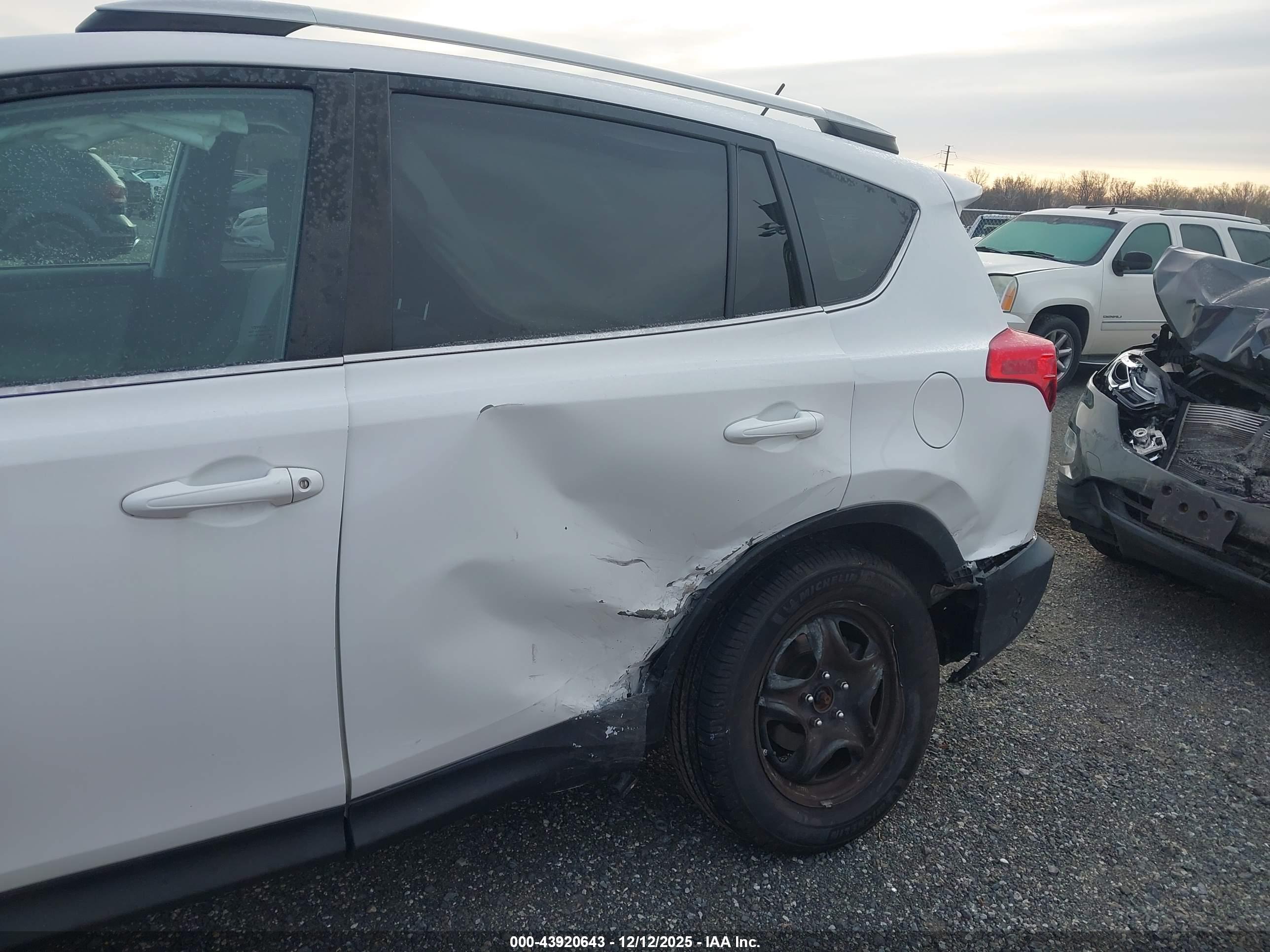 TOYOTA RAV4 image 6