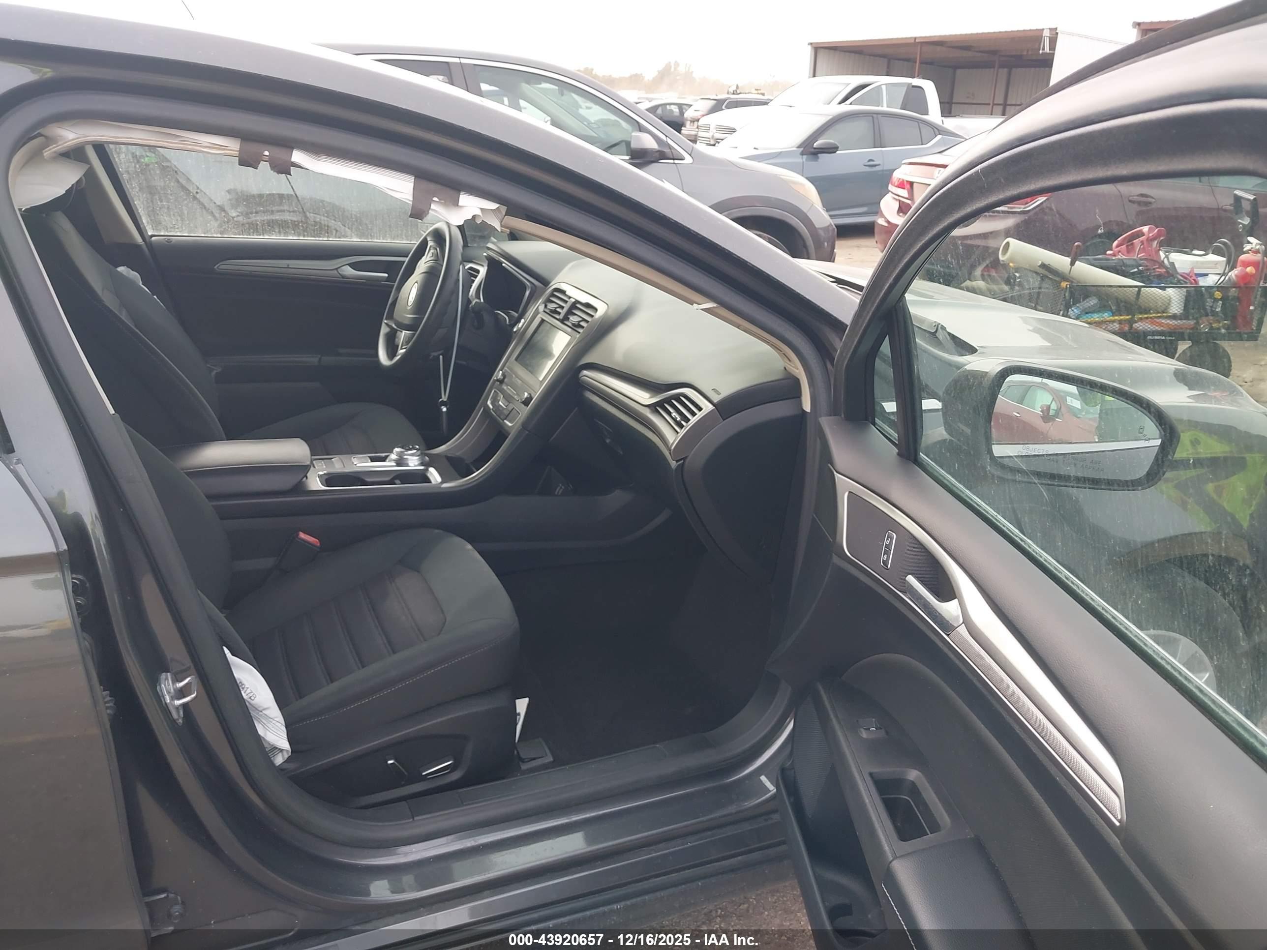 FORD FUSION image 5