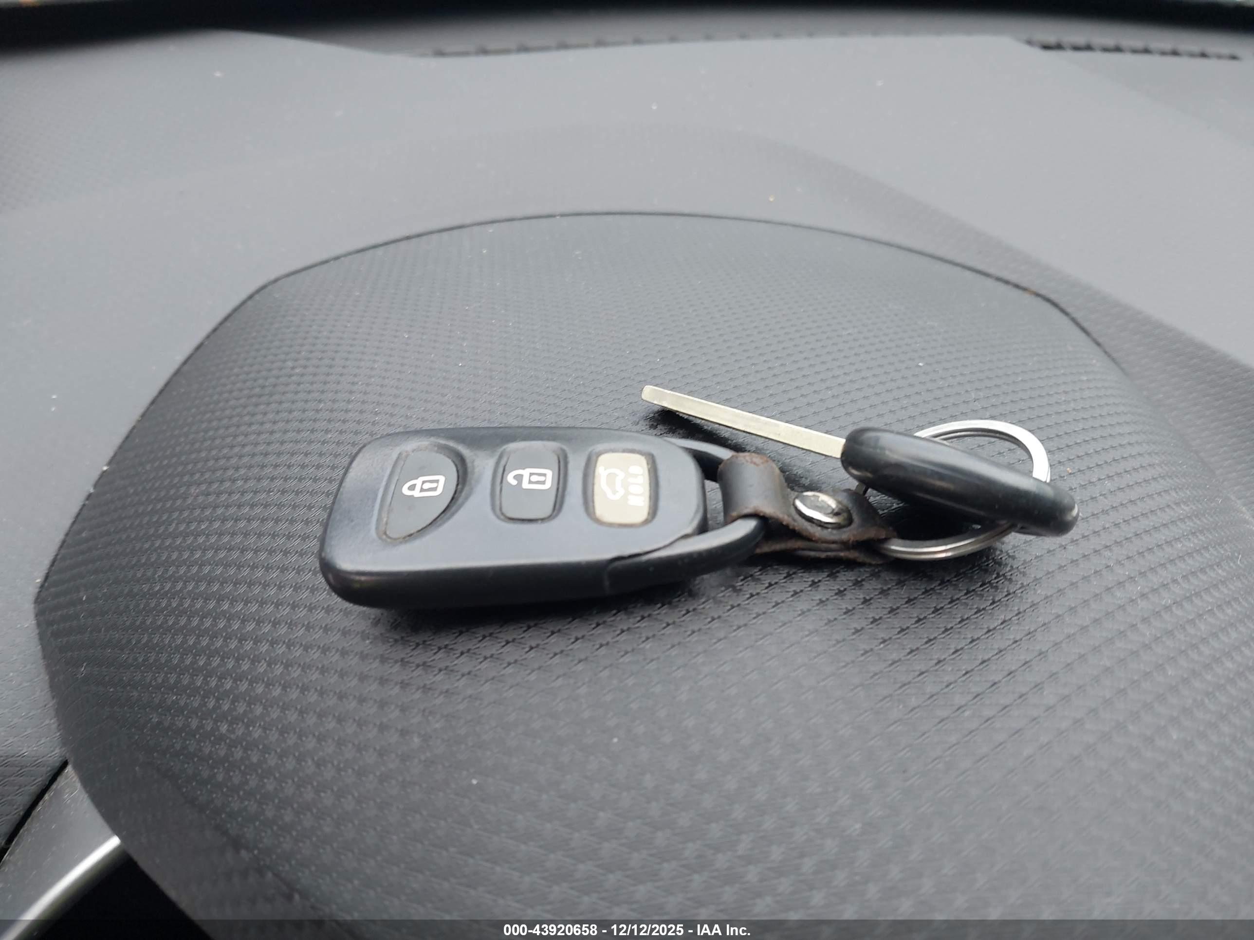 HYUNDAI VELOSTER image 11