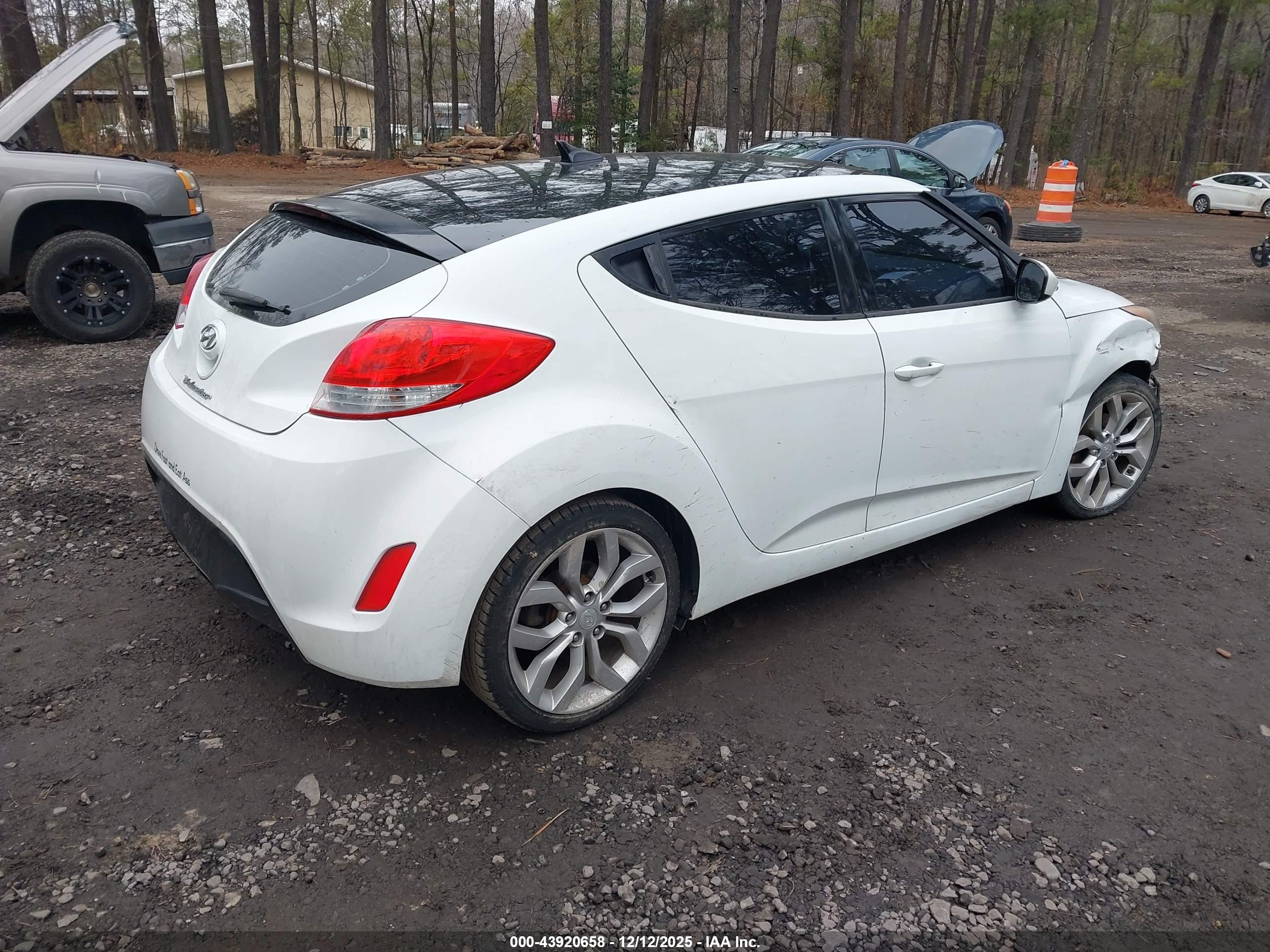 HYUNDAI VELOSTER image 4