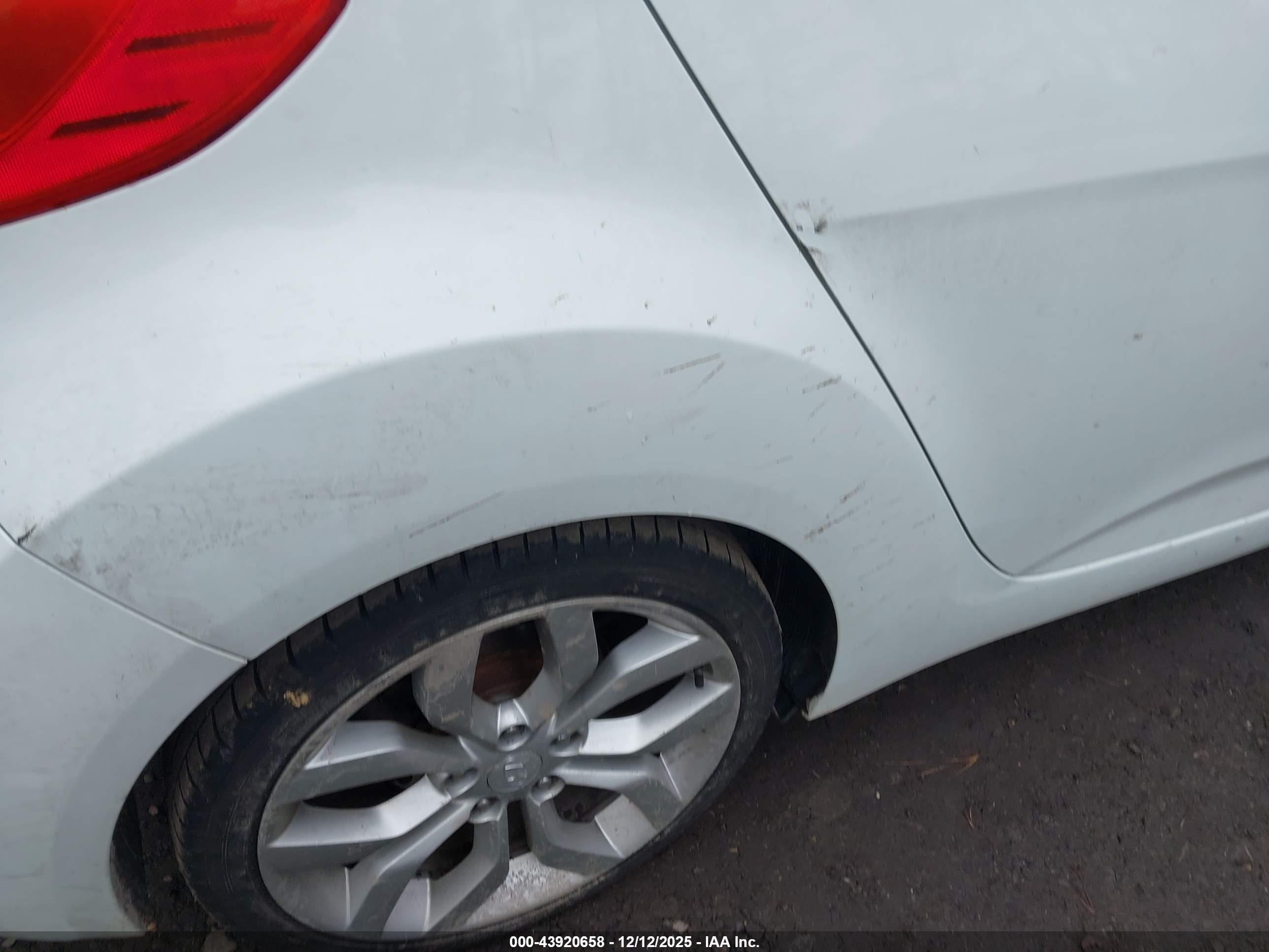 HYUNDAI VELOSTER image 6