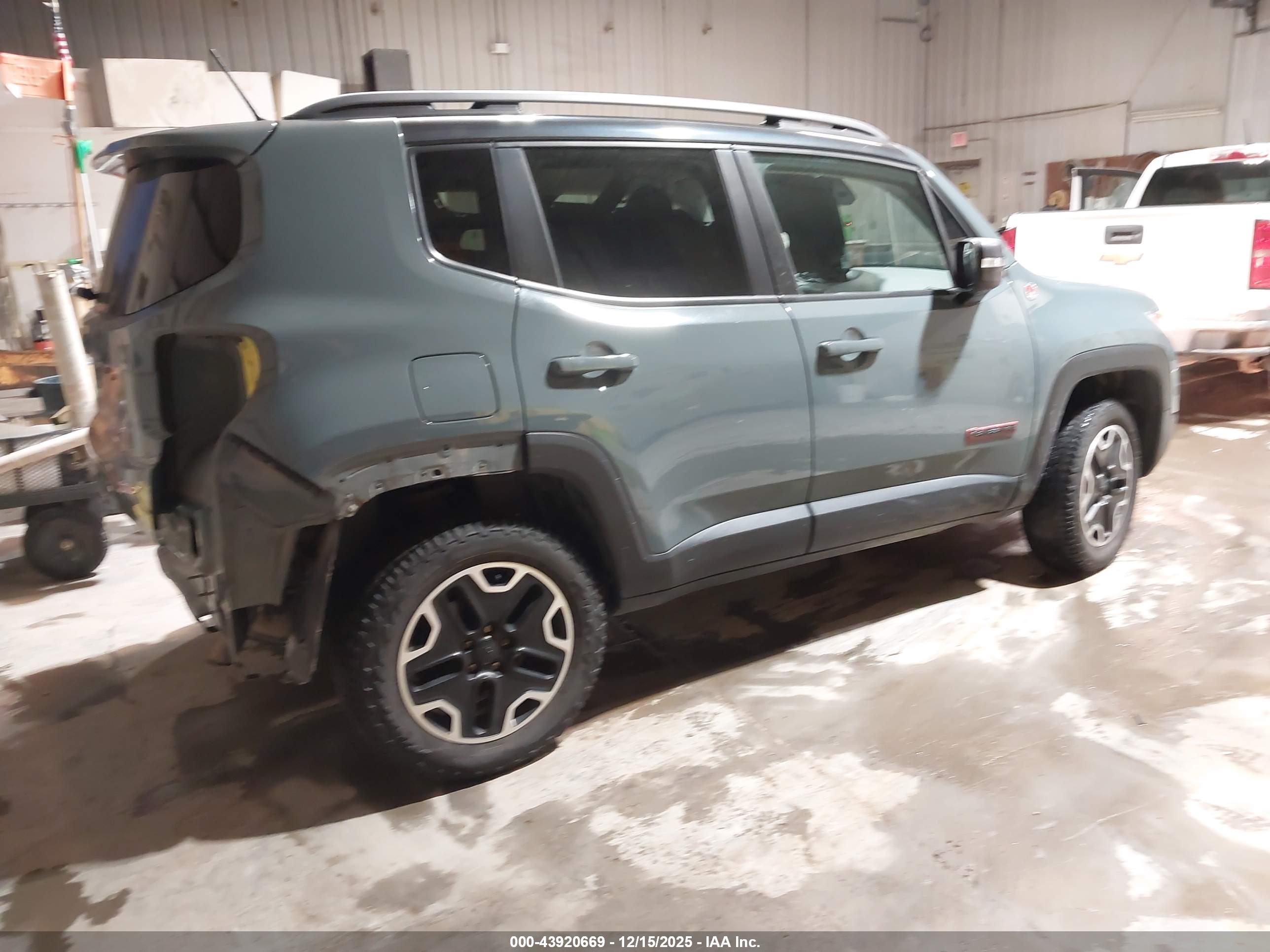 JEEP RENEGADE image 4