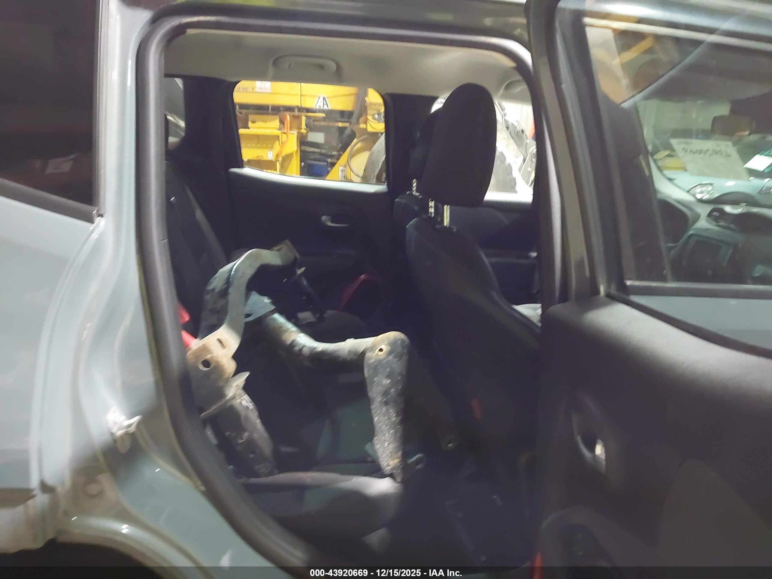 JEEP RENEGADE image 8