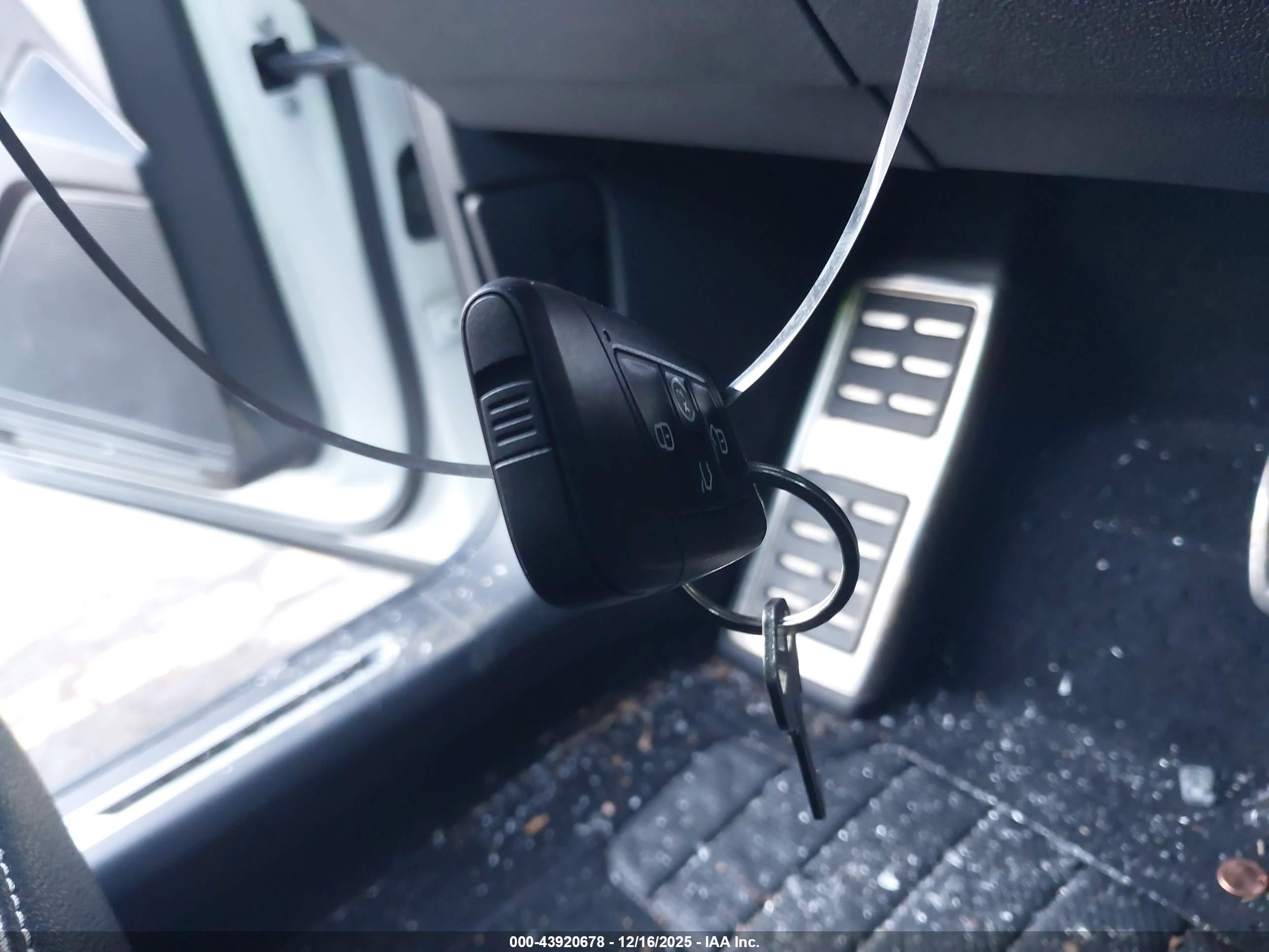 VOLKSWAGEN TIGUAN image 11