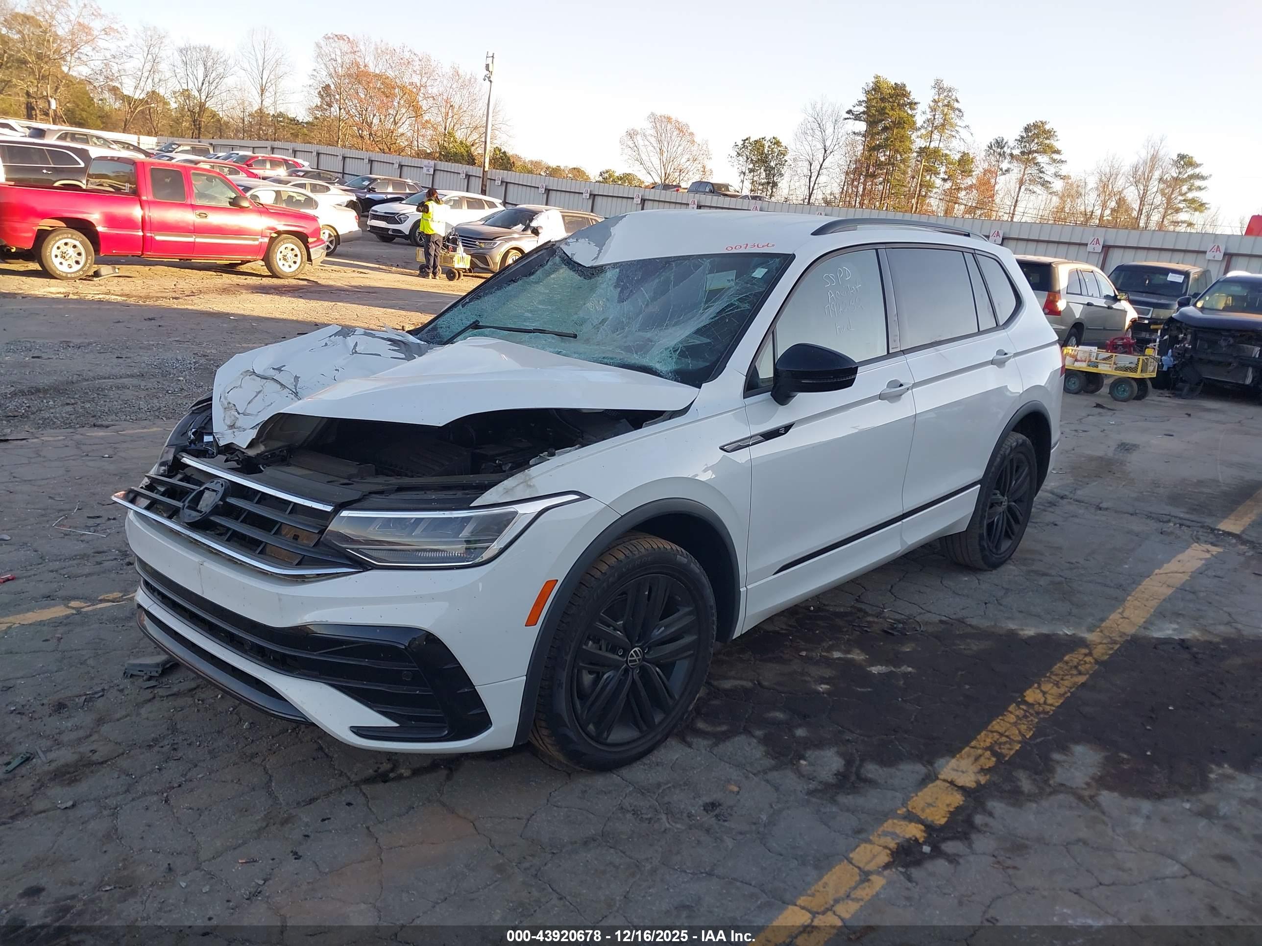 VOLKSWAGEN TIGUAN image 2