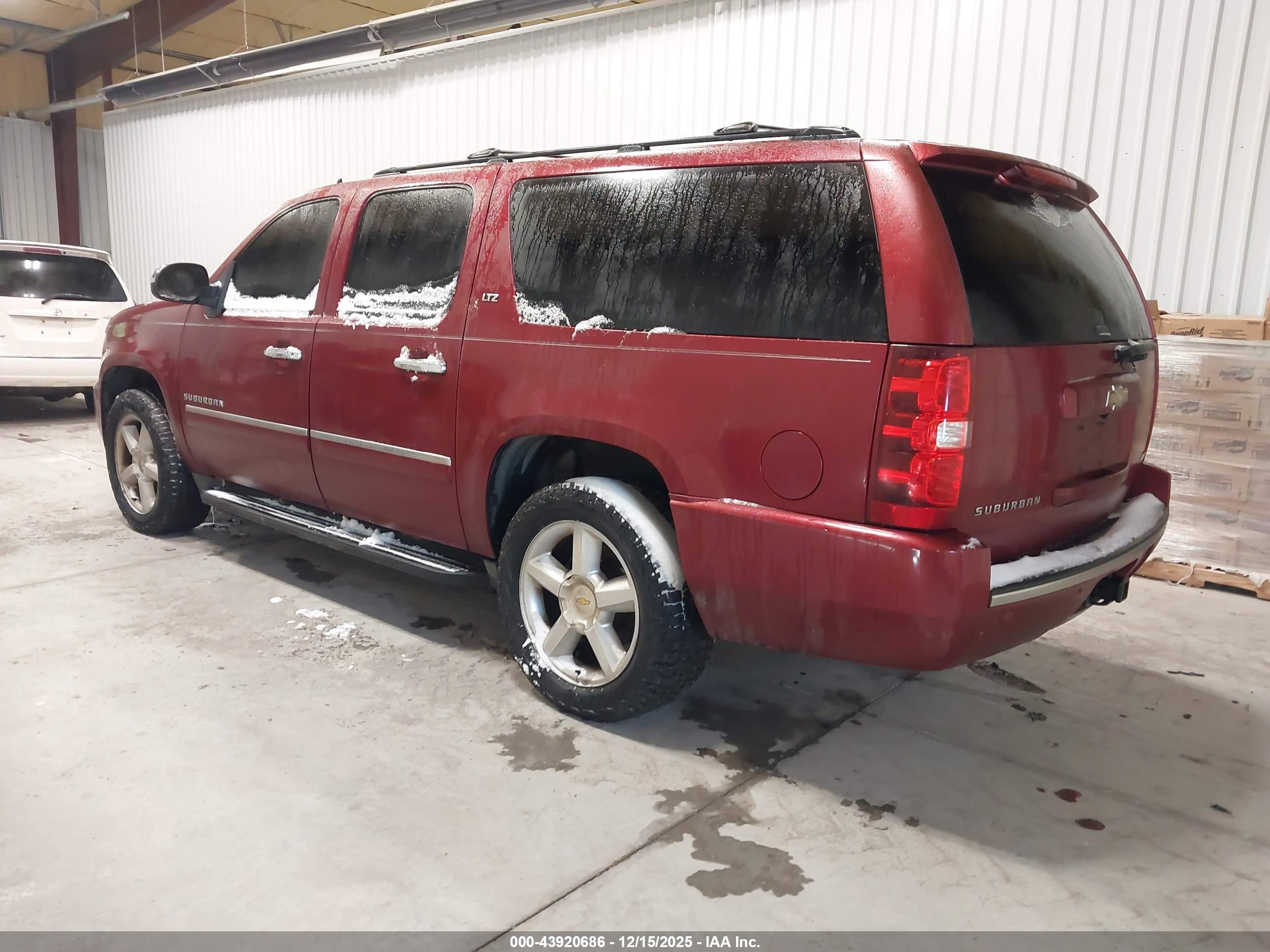 CHEVROLET SUBURBAN image 3