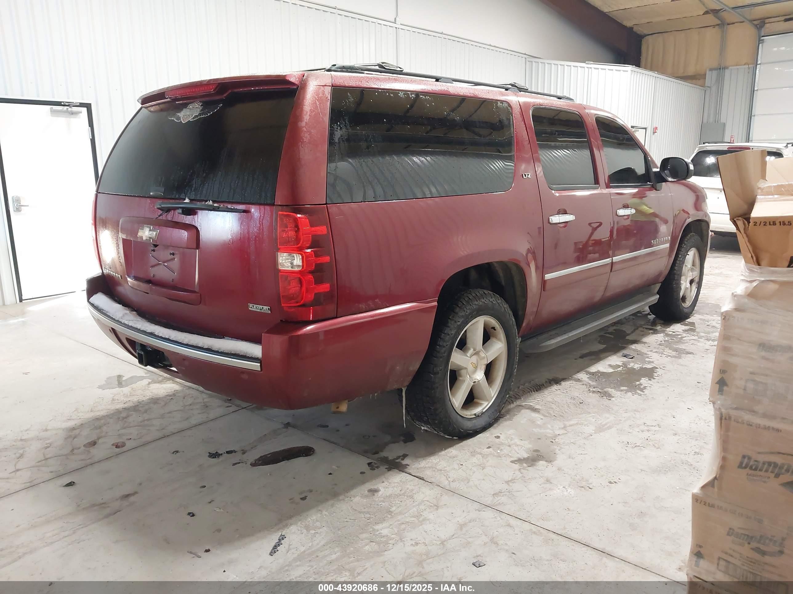 CHEVROLET SUBURBAN image 4