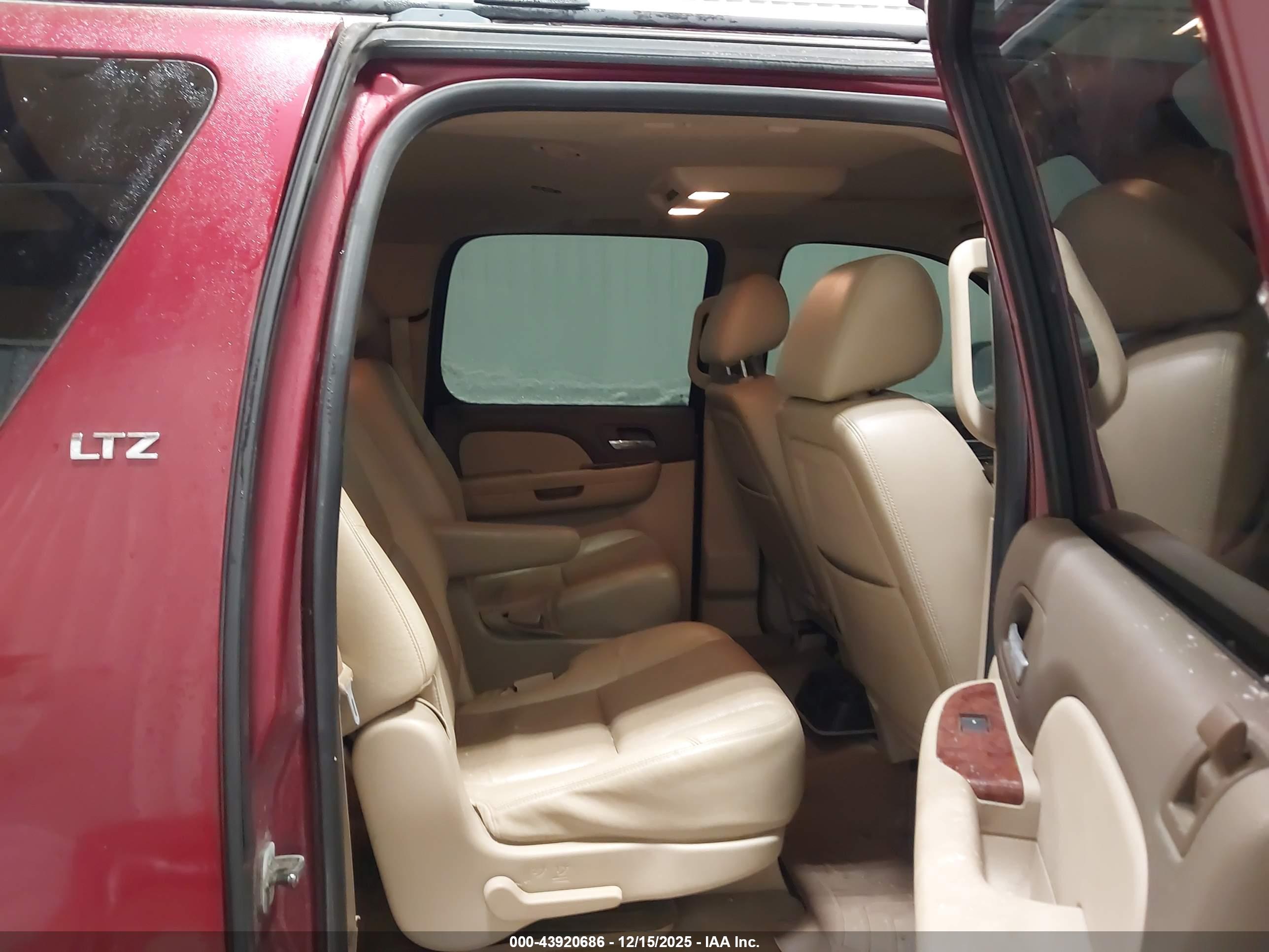 CHEVROLET SUBURBAN image 8
