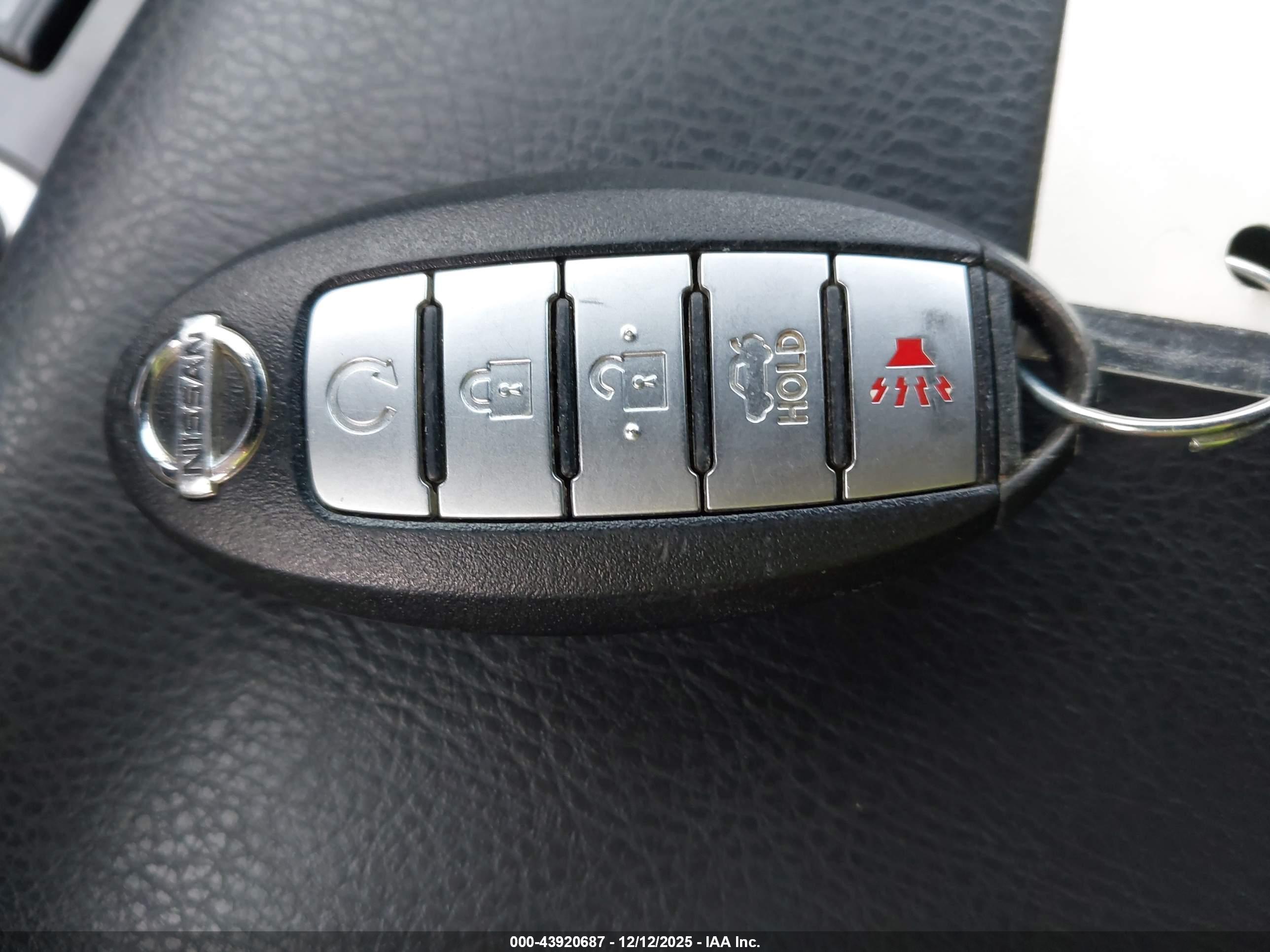 NISSAN MAXIMA image 11