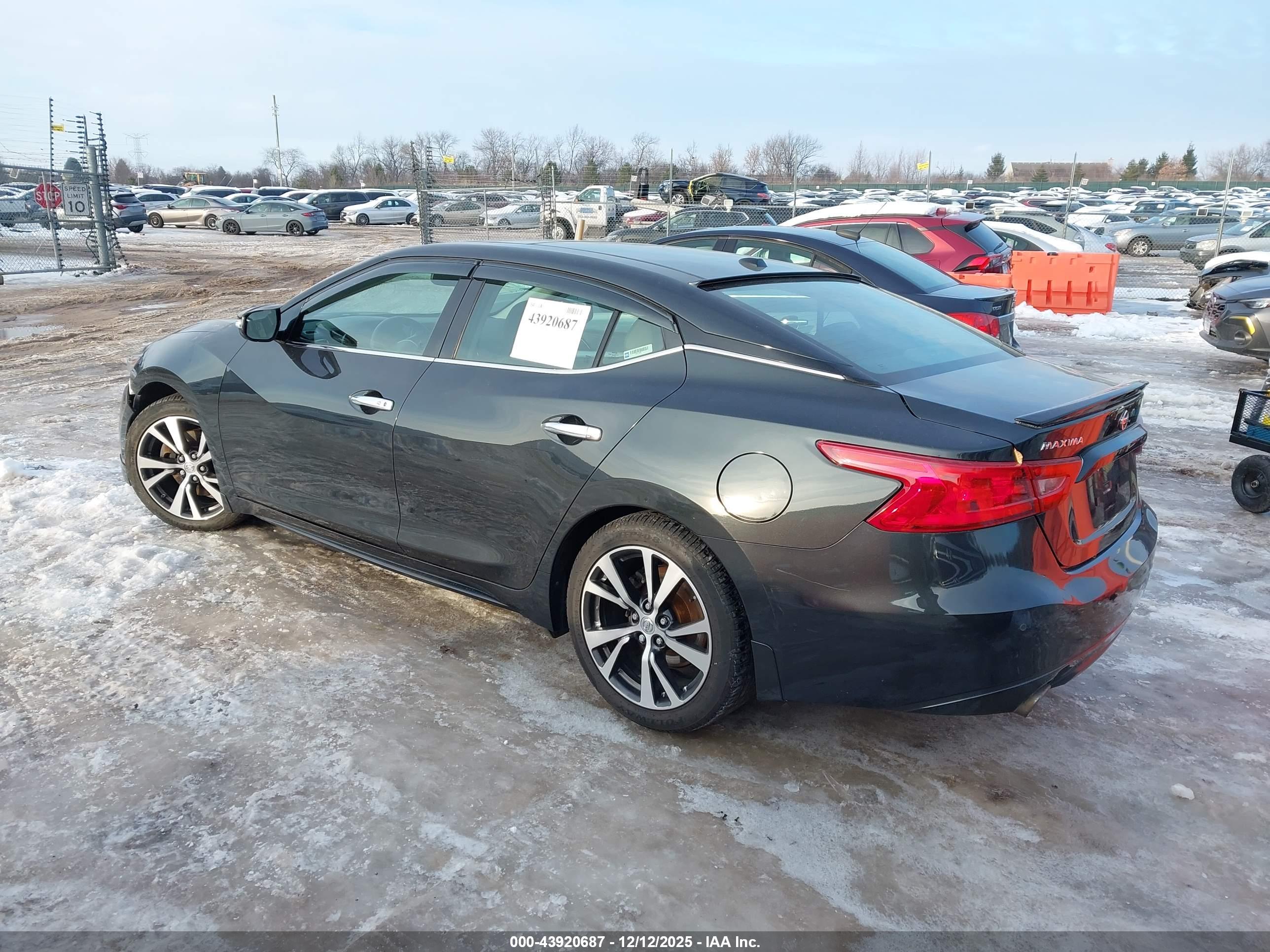 NISSAN MAXIMA image 3