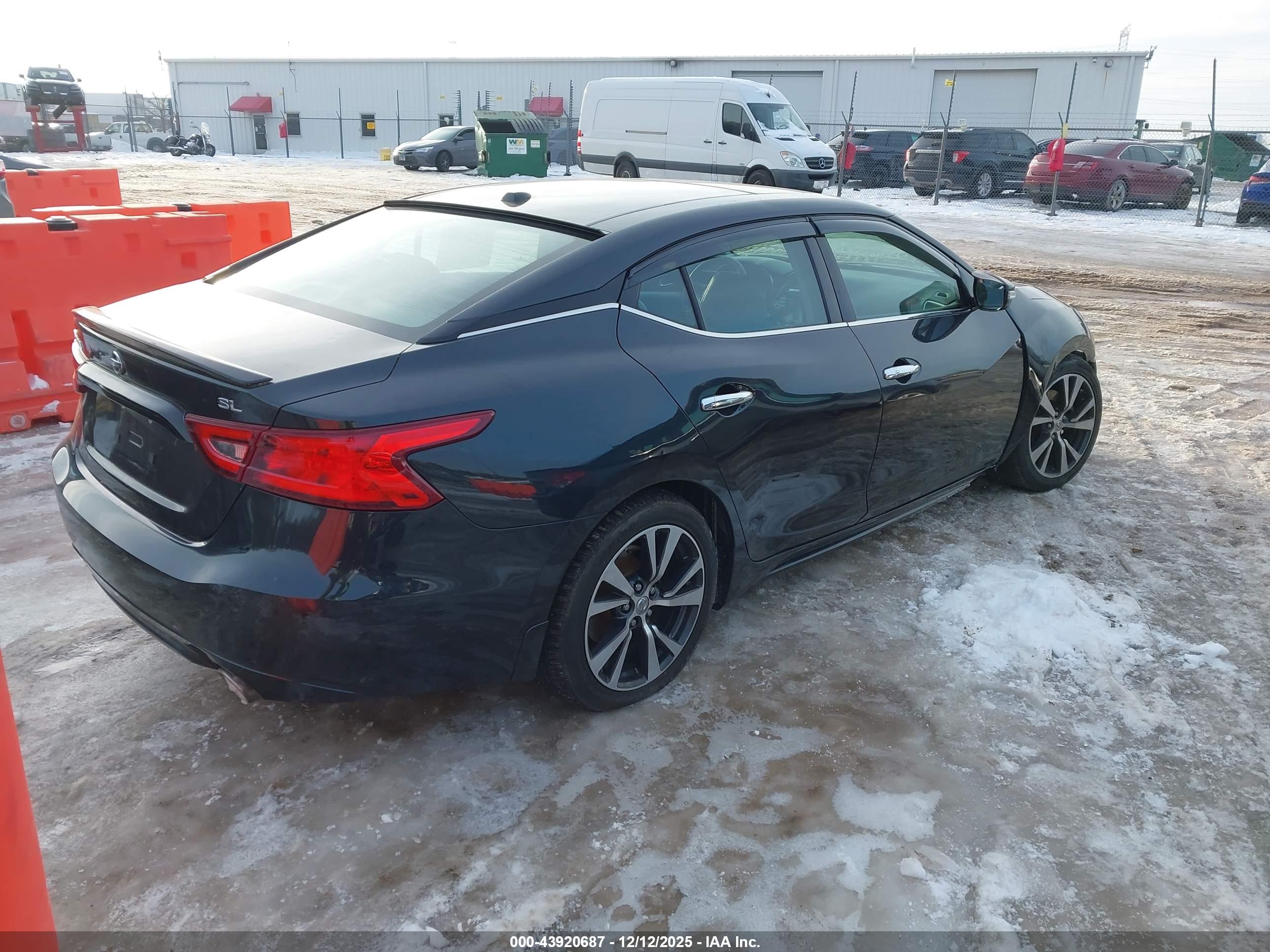 NISSAN MAXIMA image 4