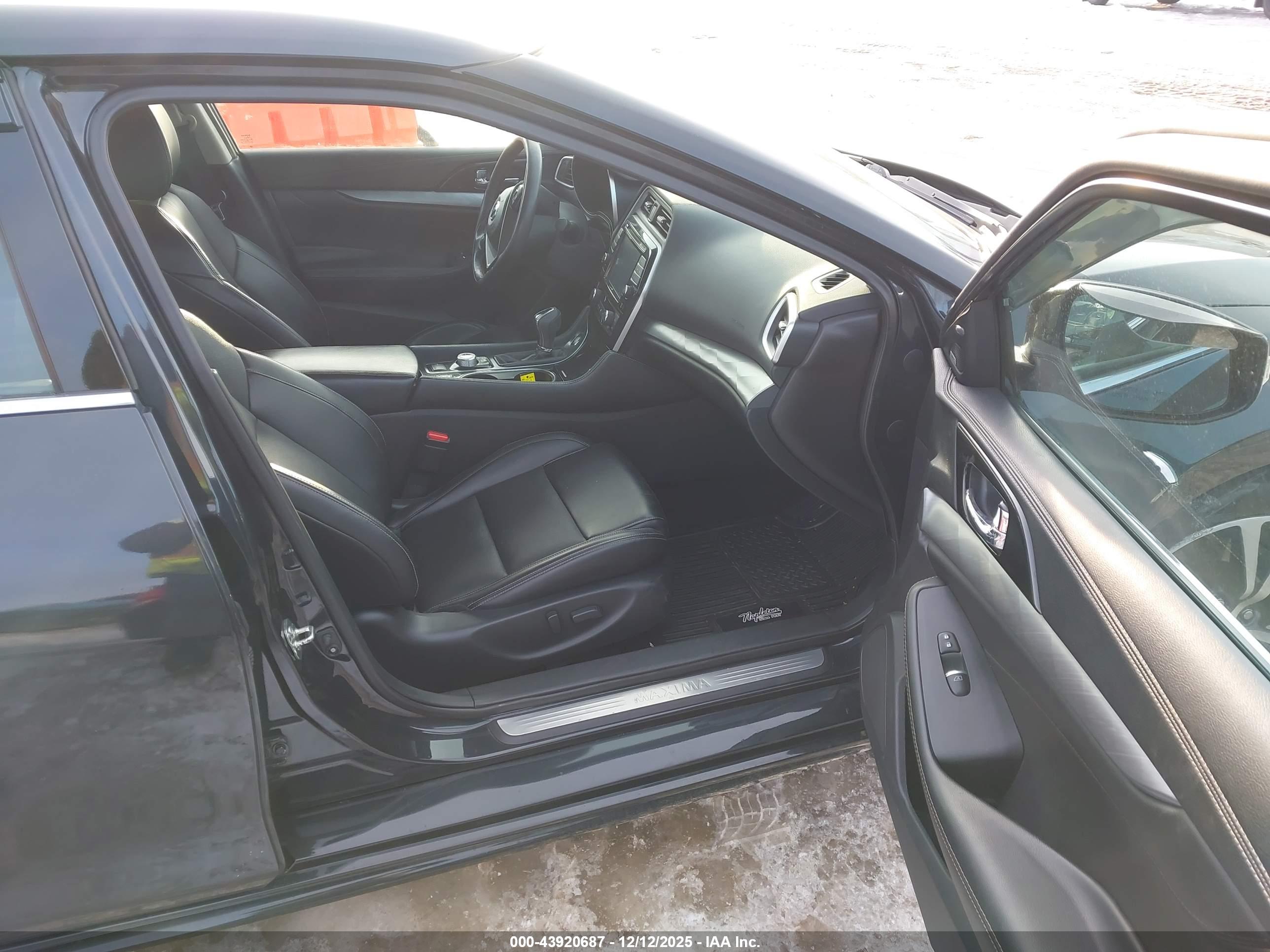 NISSAN MAXIMA image 5