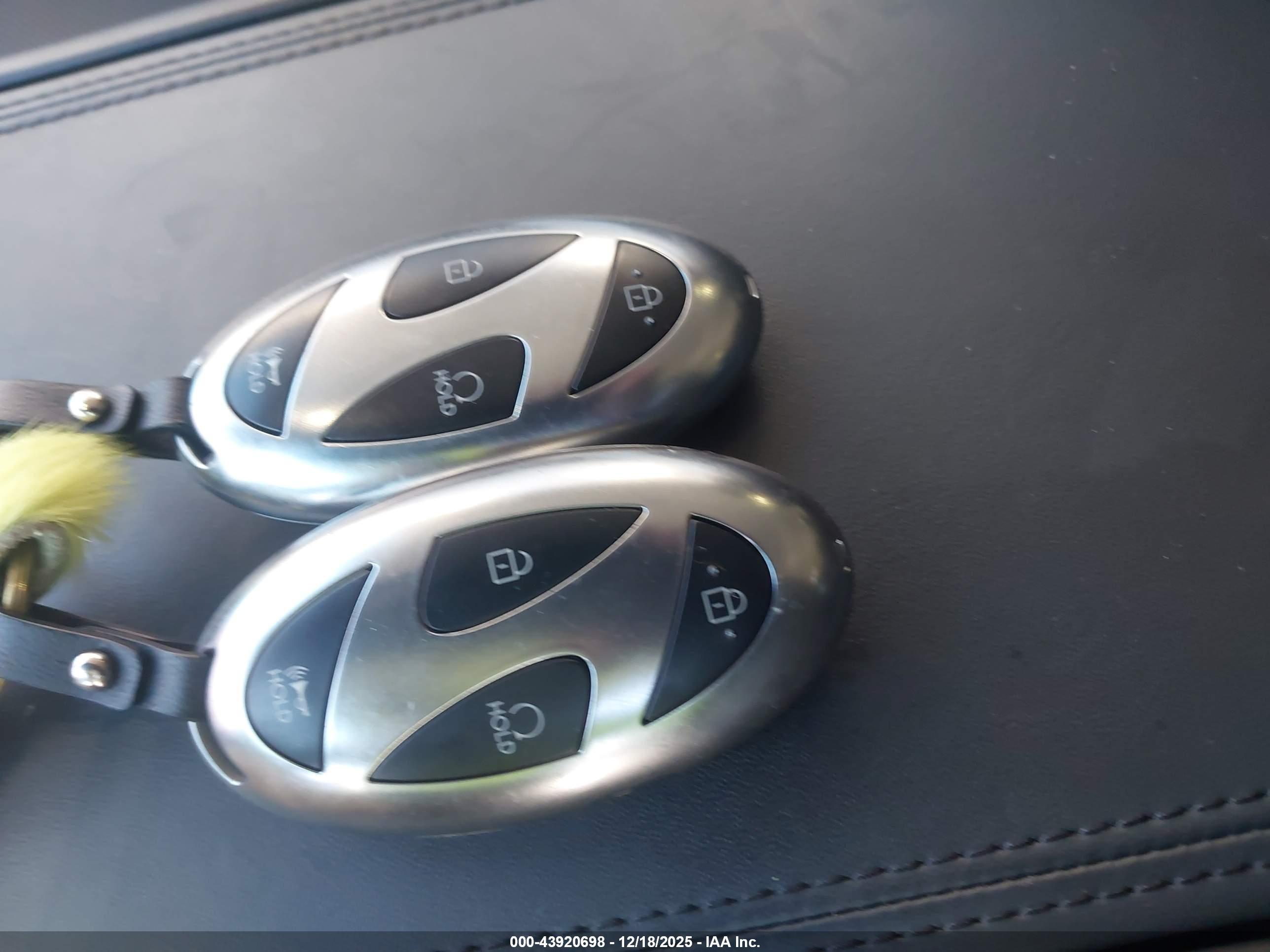HYUNDAI SANTA image 11