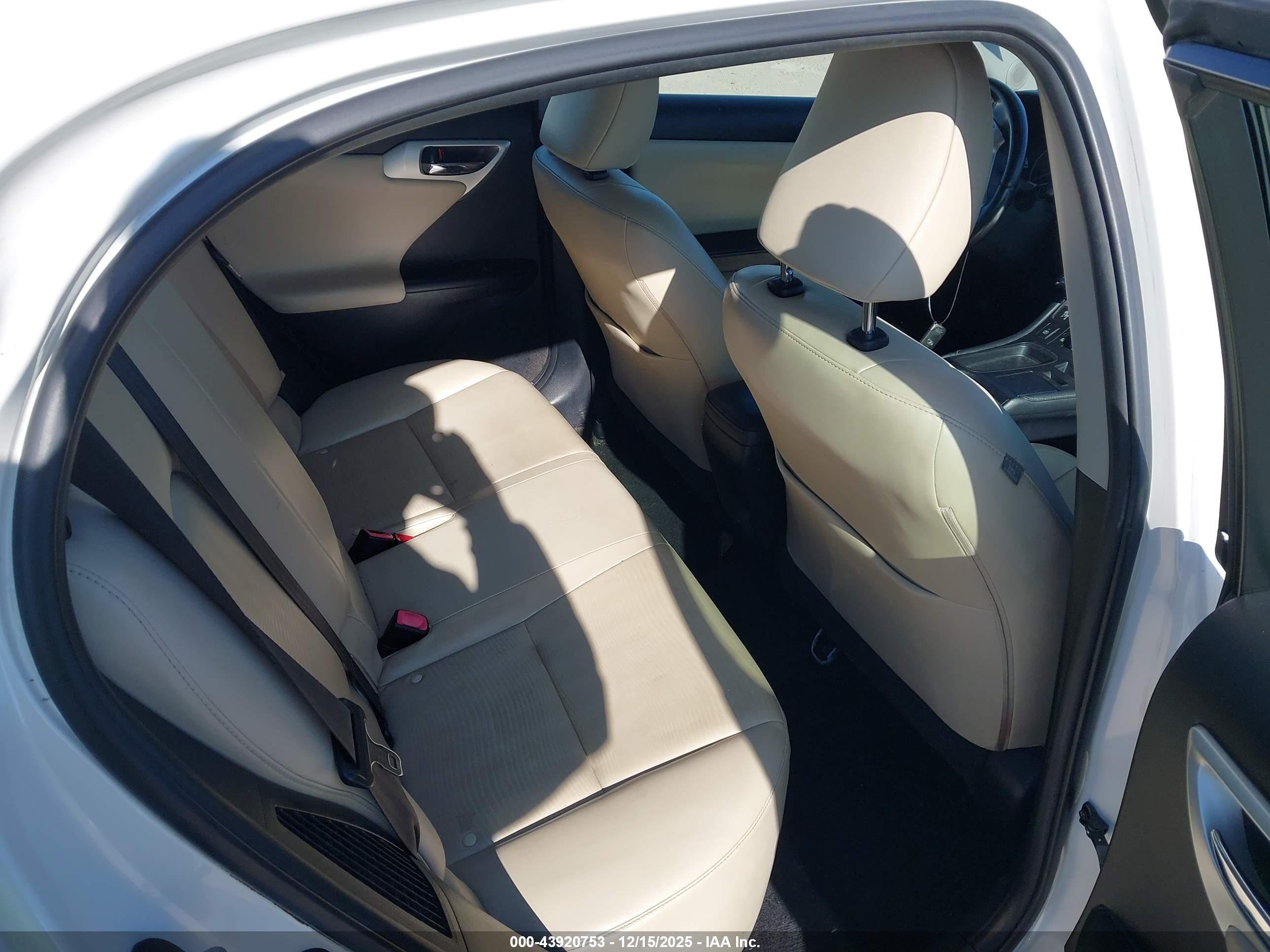 LEXUS CT image 8