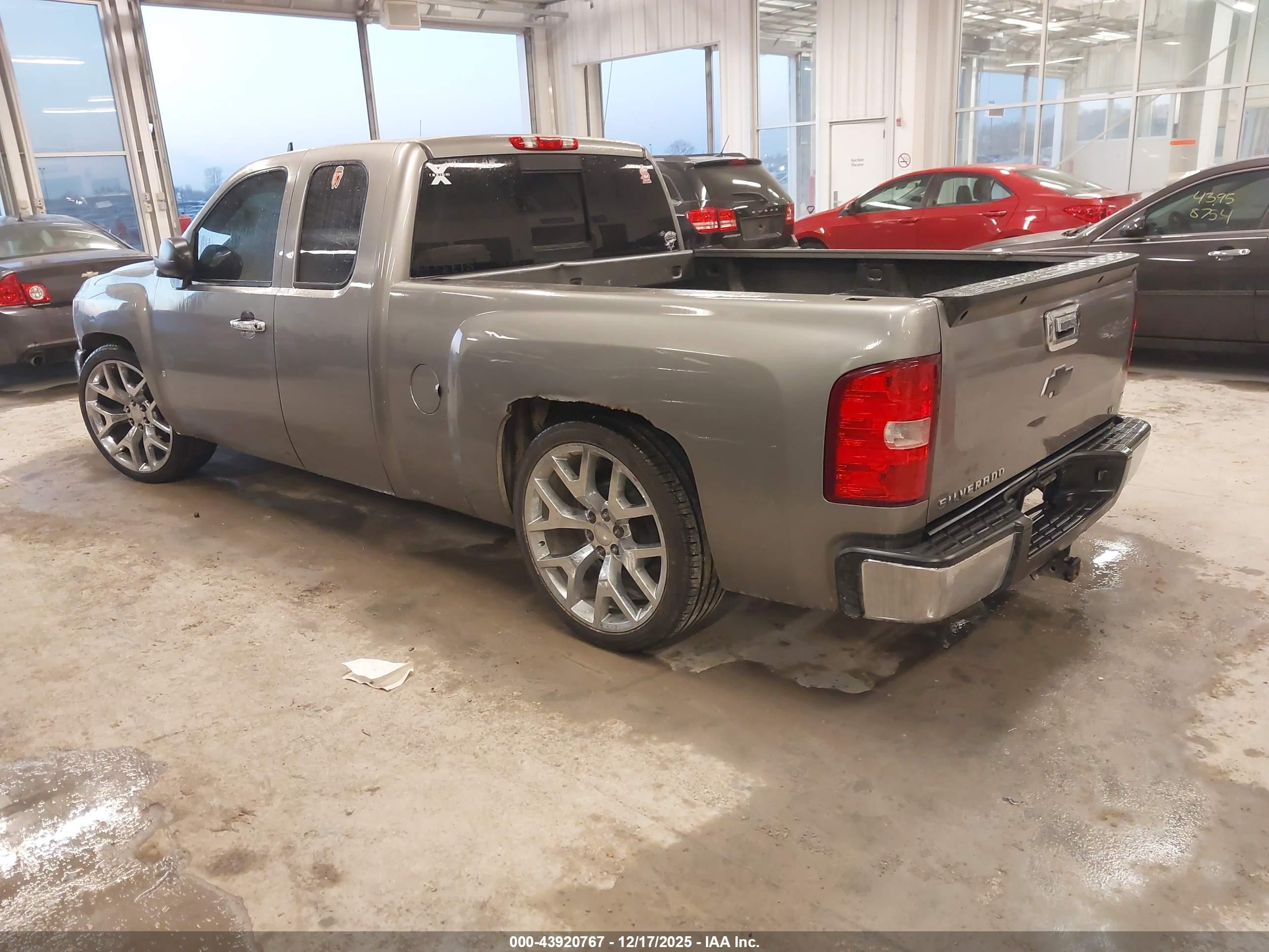 CHEVROLET SILVERADO image 3