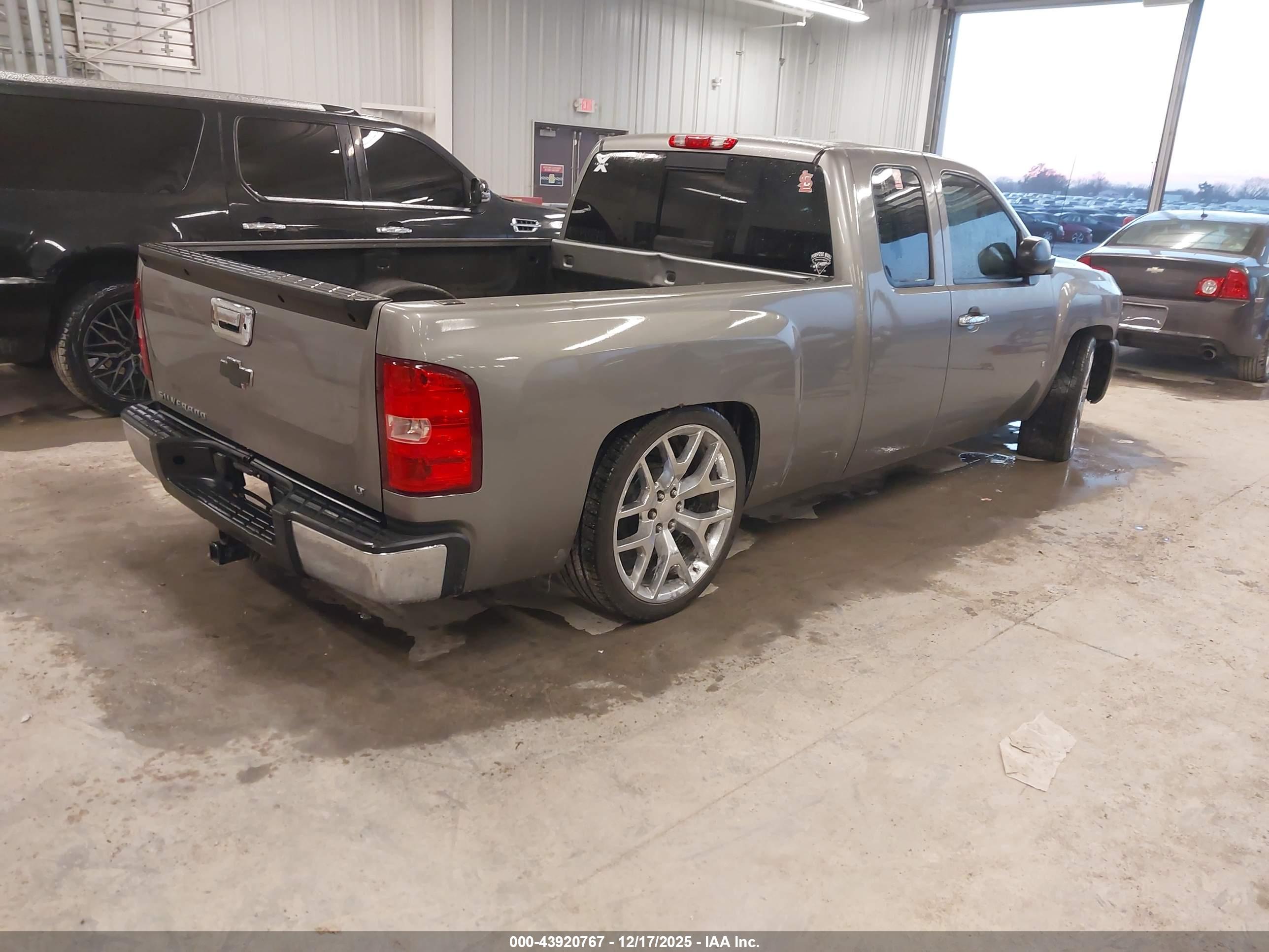 CHEVROLET SILVERADO image 4