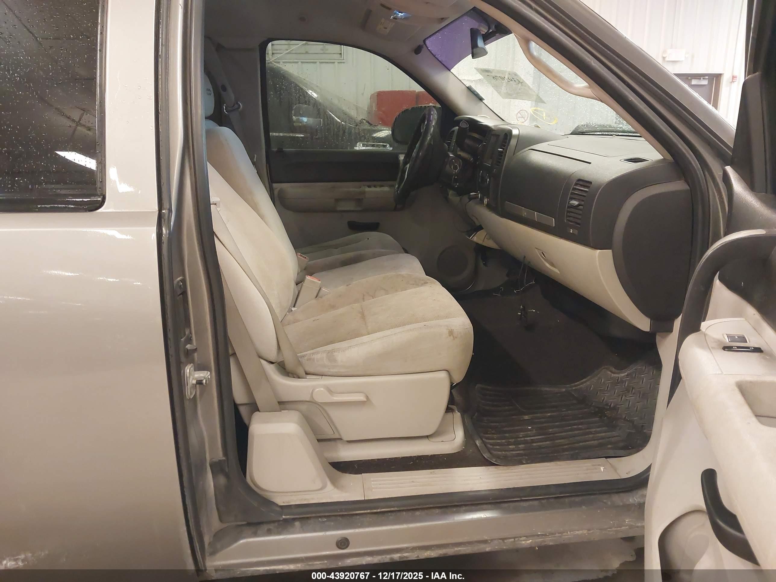 CHEVROLET SILVERADO image 5