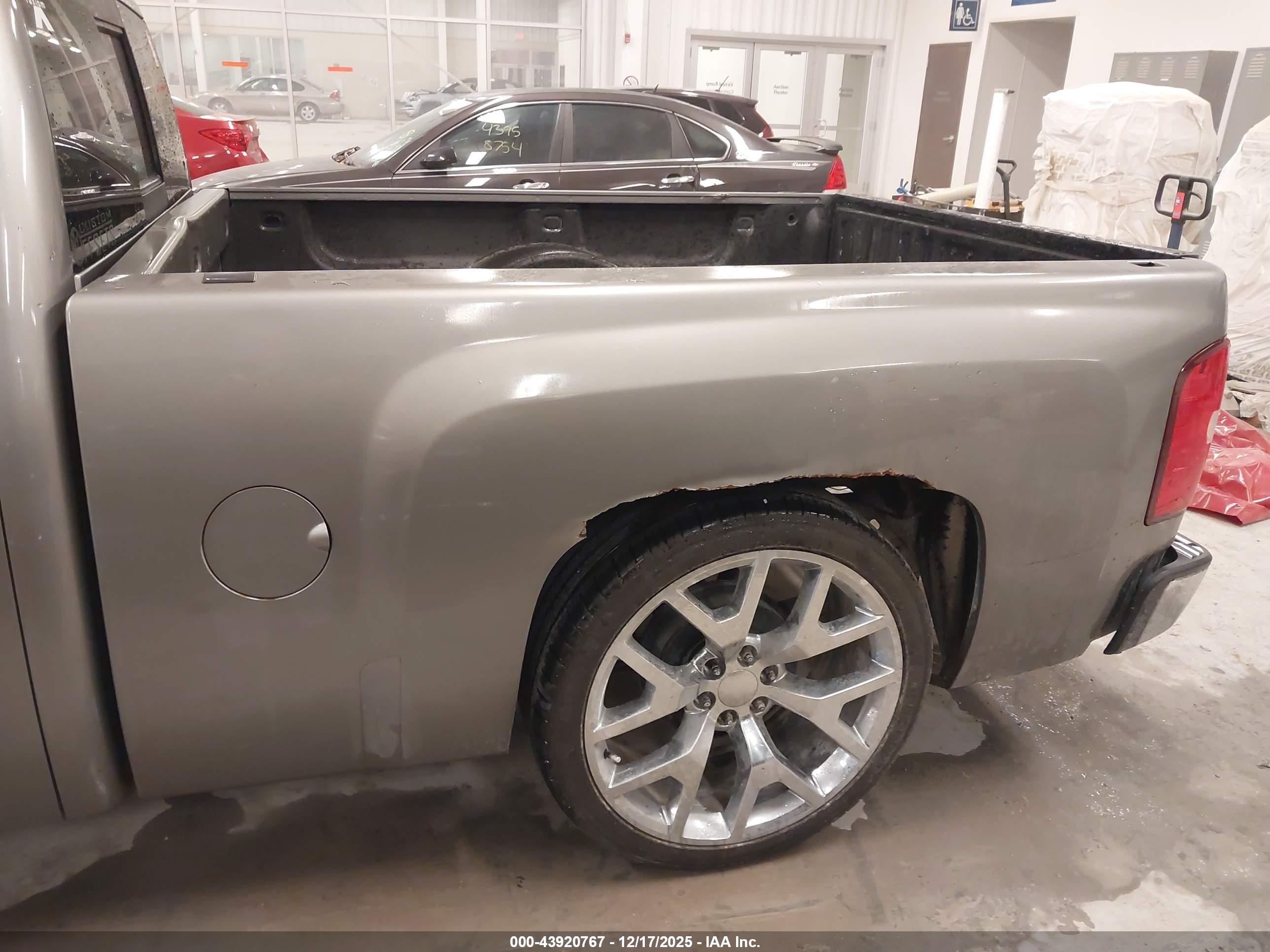 CHEVROLET SILVERADO image 6