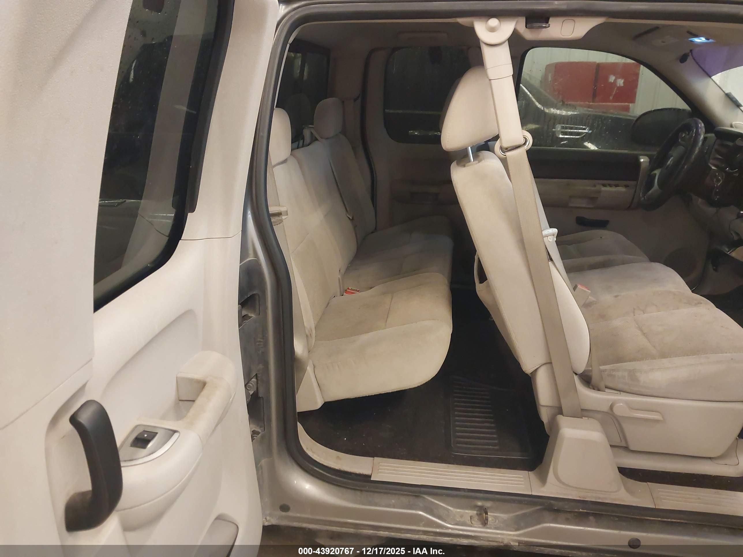 CHEVROLET SILVERADO image 8