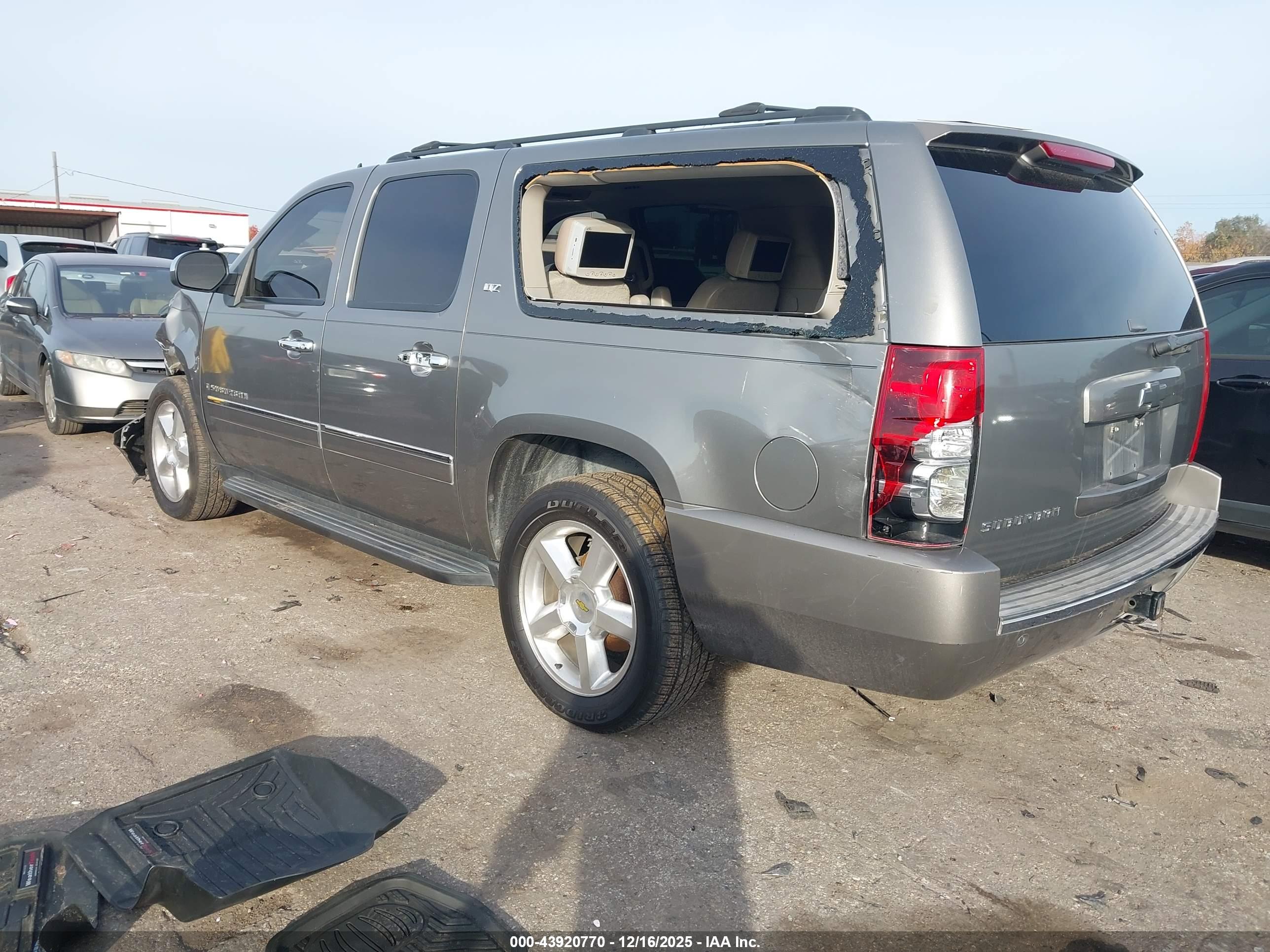 CHEVROLET SUBURBAN image 3