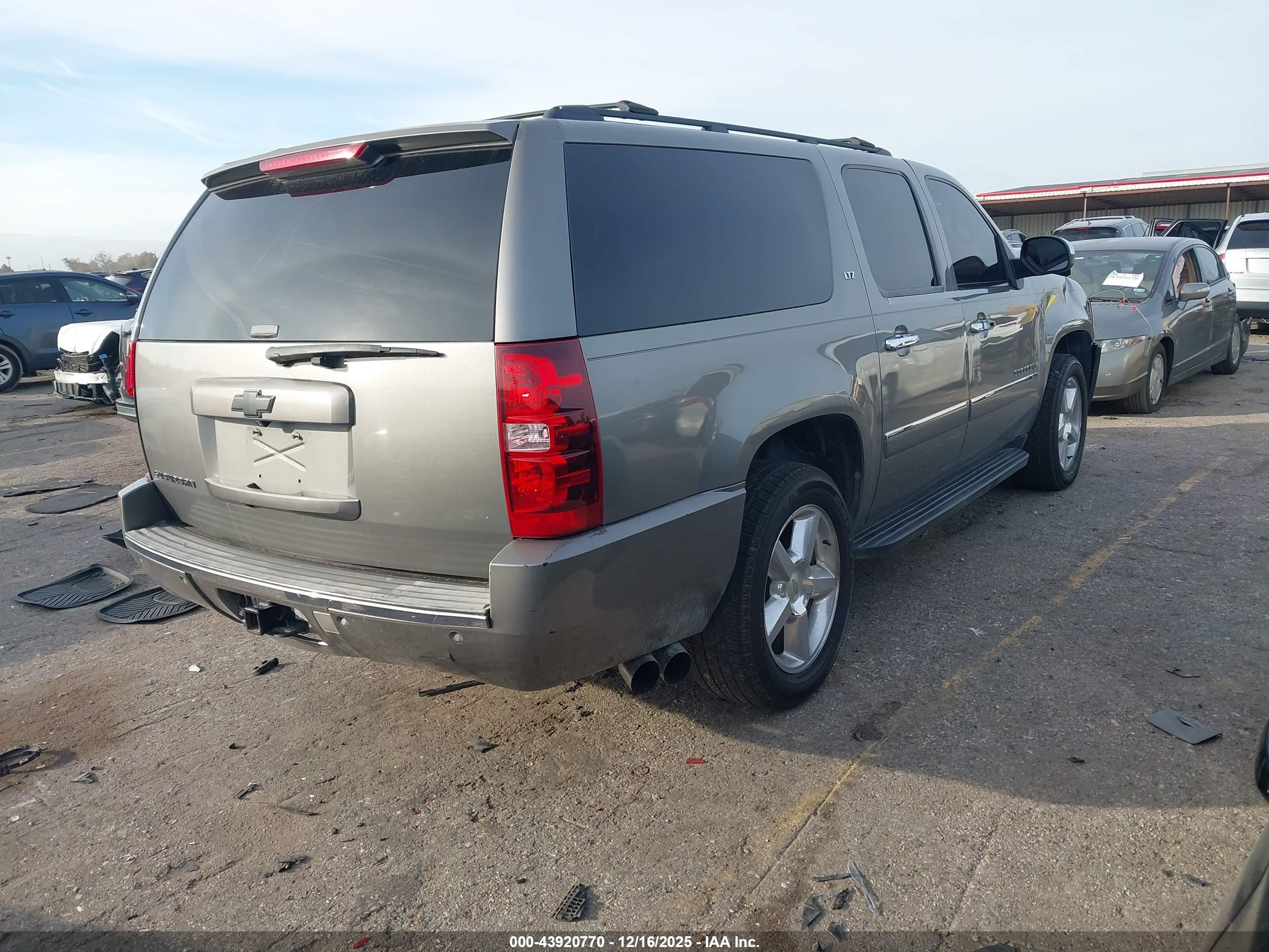 CHEVROLET SUBURBAN image 4