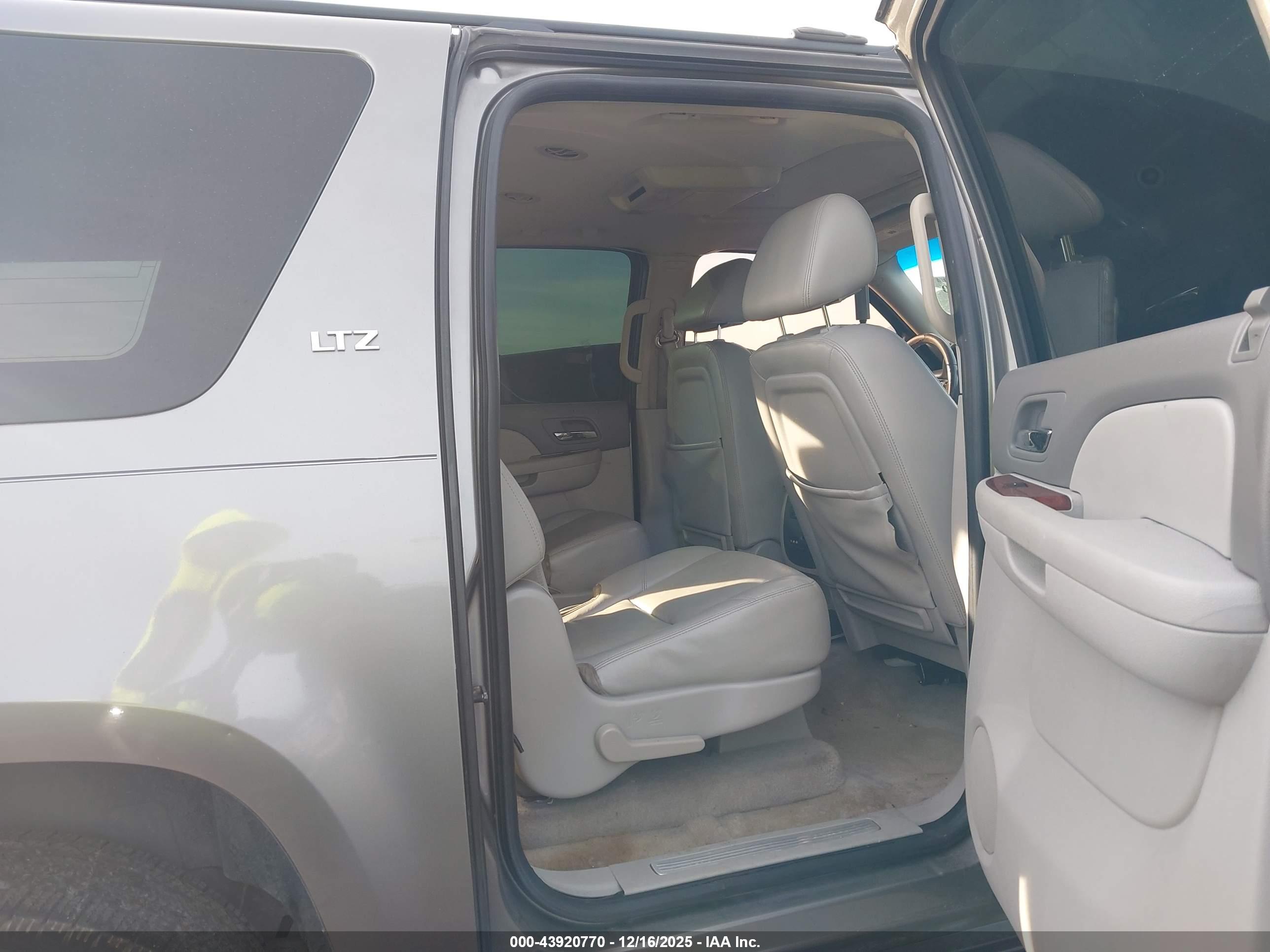CHEVROLET SUBURBAN image 8