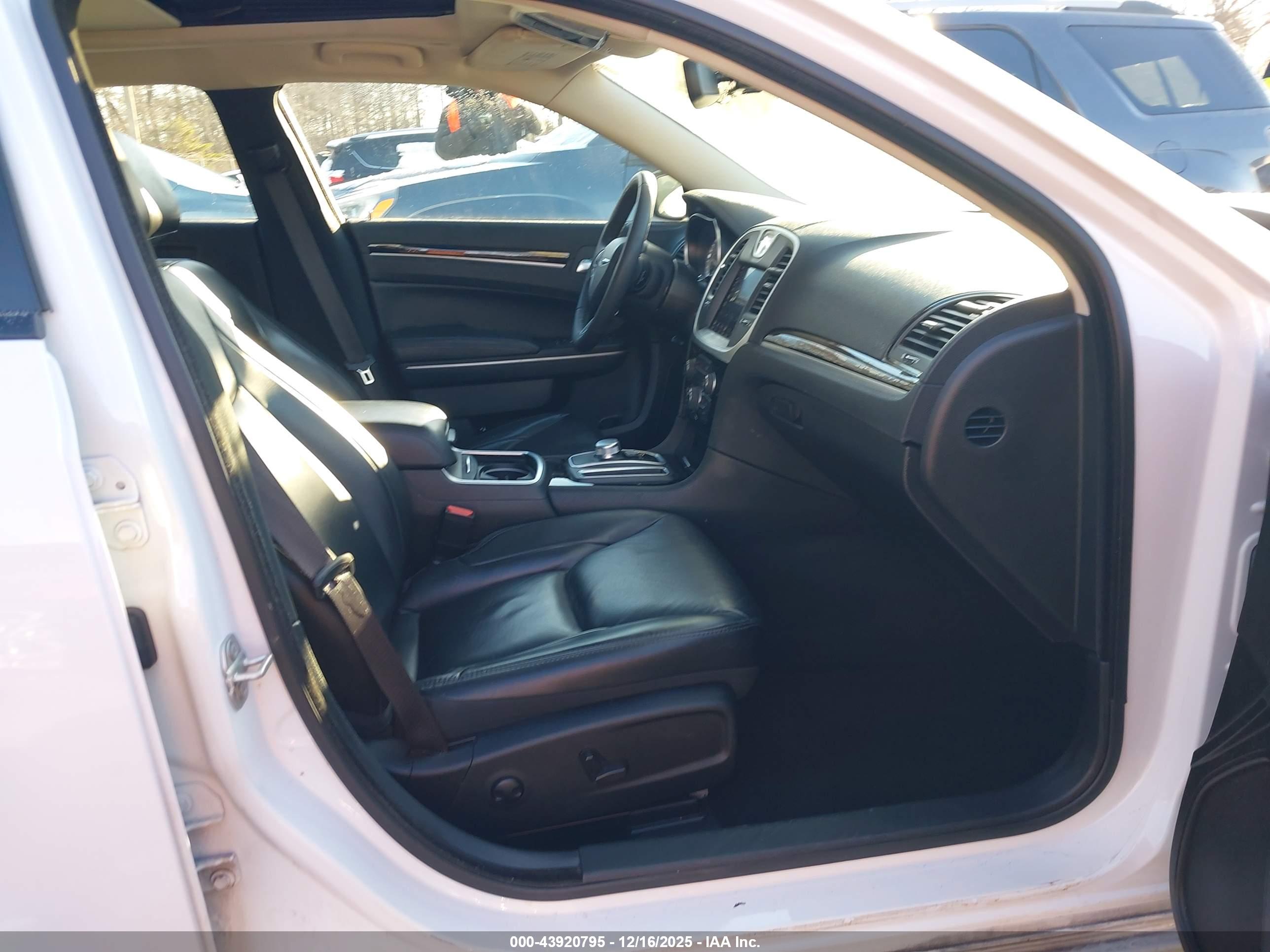 CHRYSLER 300 image 5