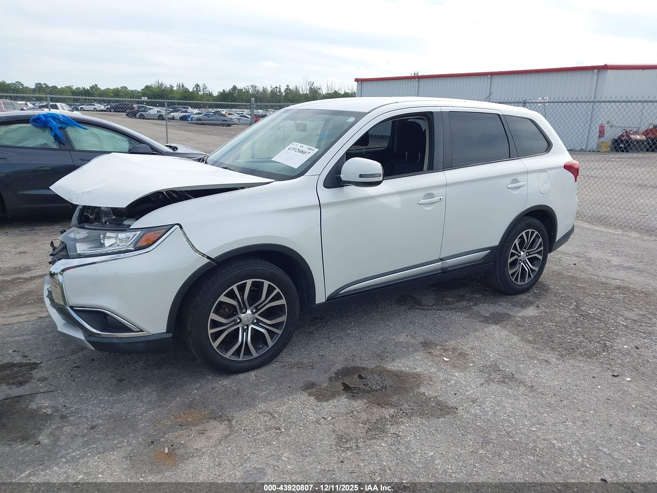 MITSUBISHI OUTLANDER image 2