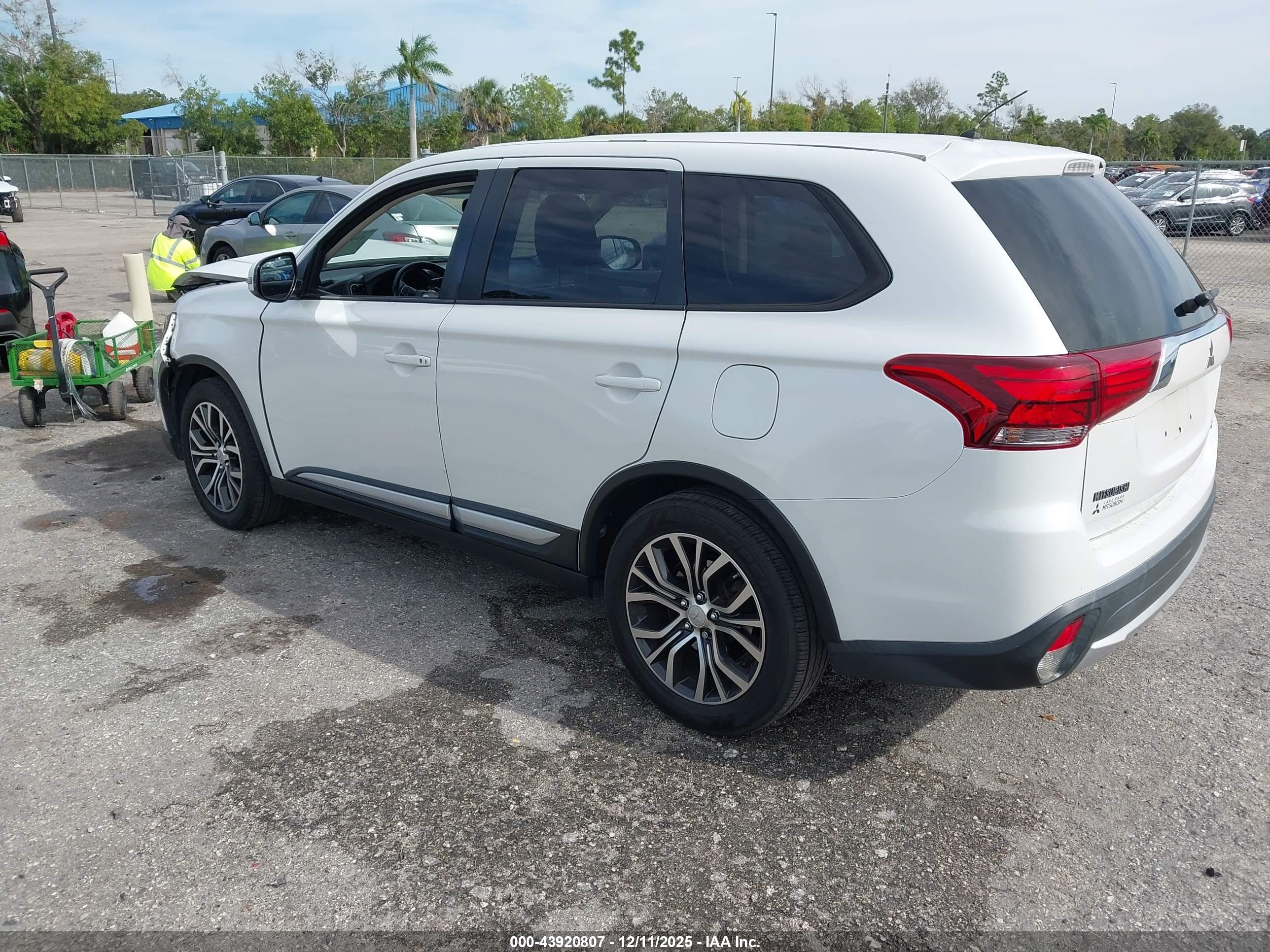MITSUBISHI OUTLANDER image 3