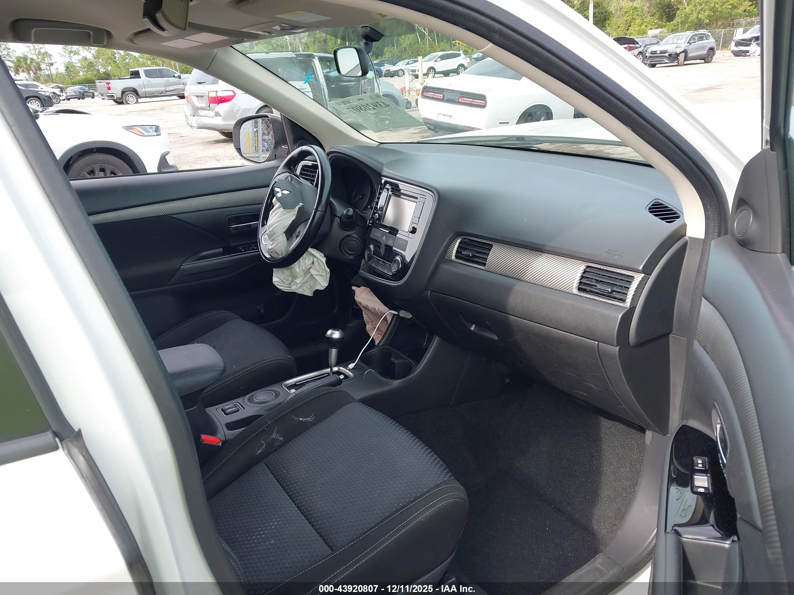 MITSUBISHI OUTLANDER image 5
