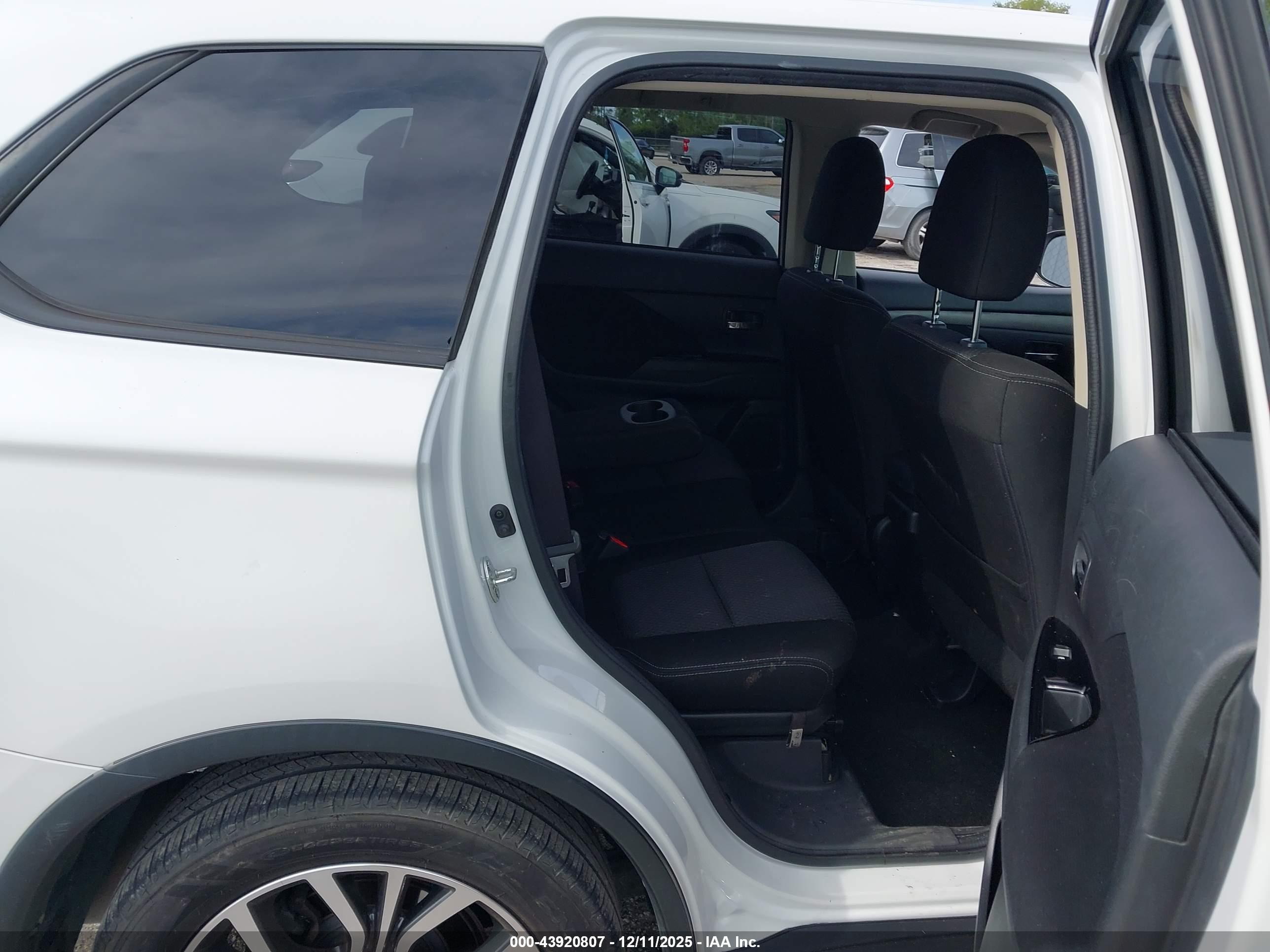 MITSUBISHI OUTLANDER image 8