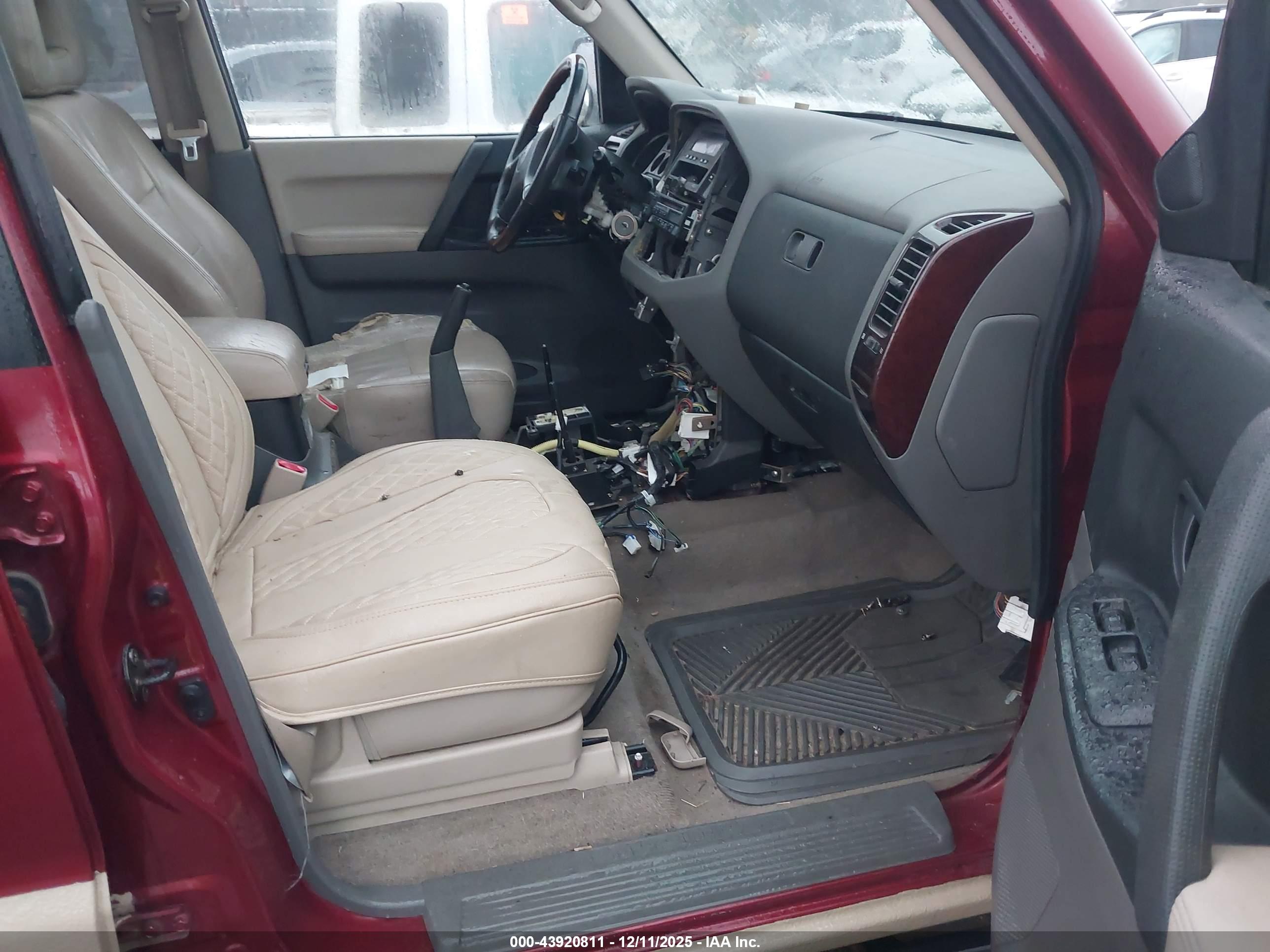 MITSUBISHI MONTERO image 5