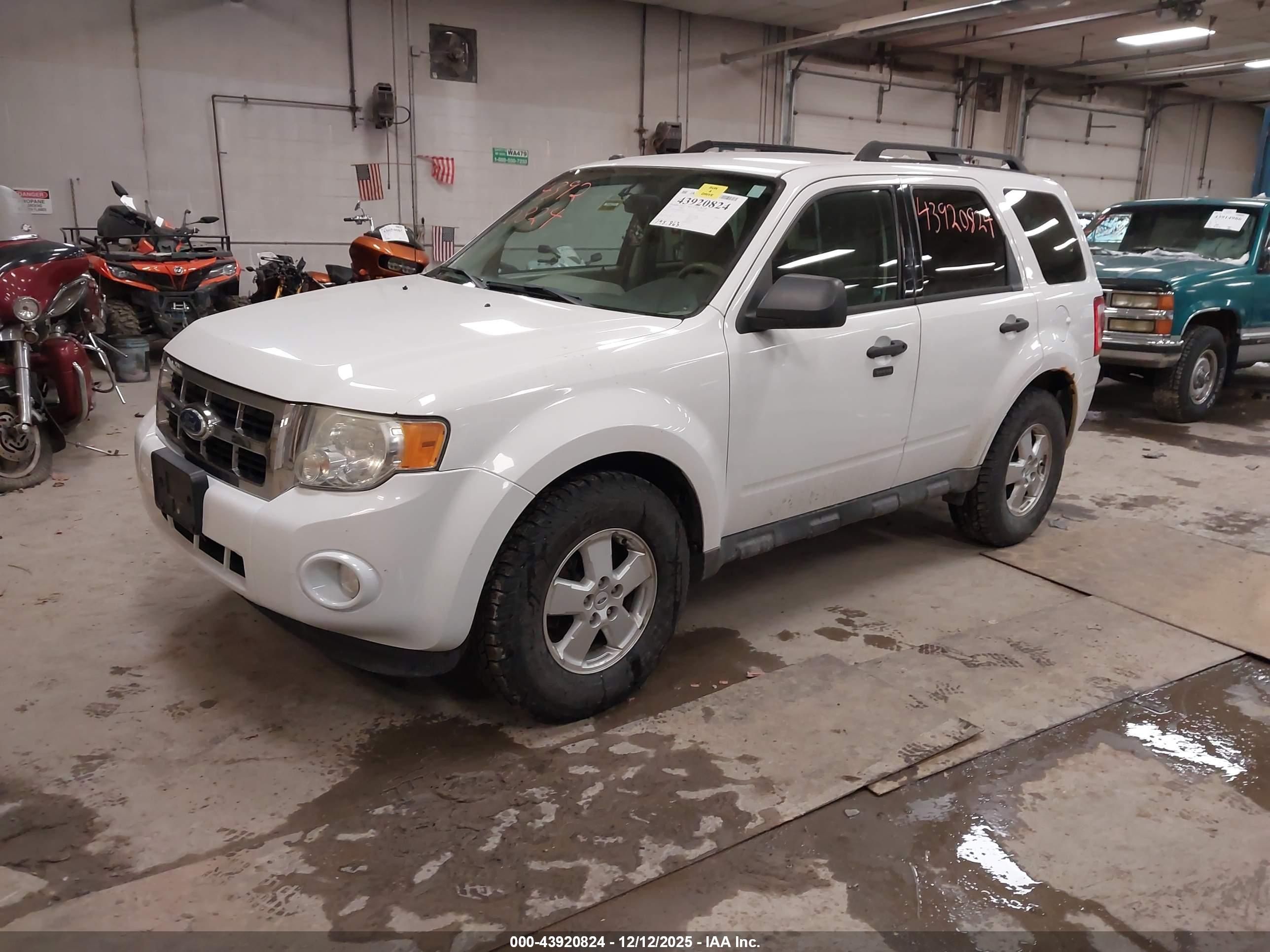 FORD ESCAPE image 2