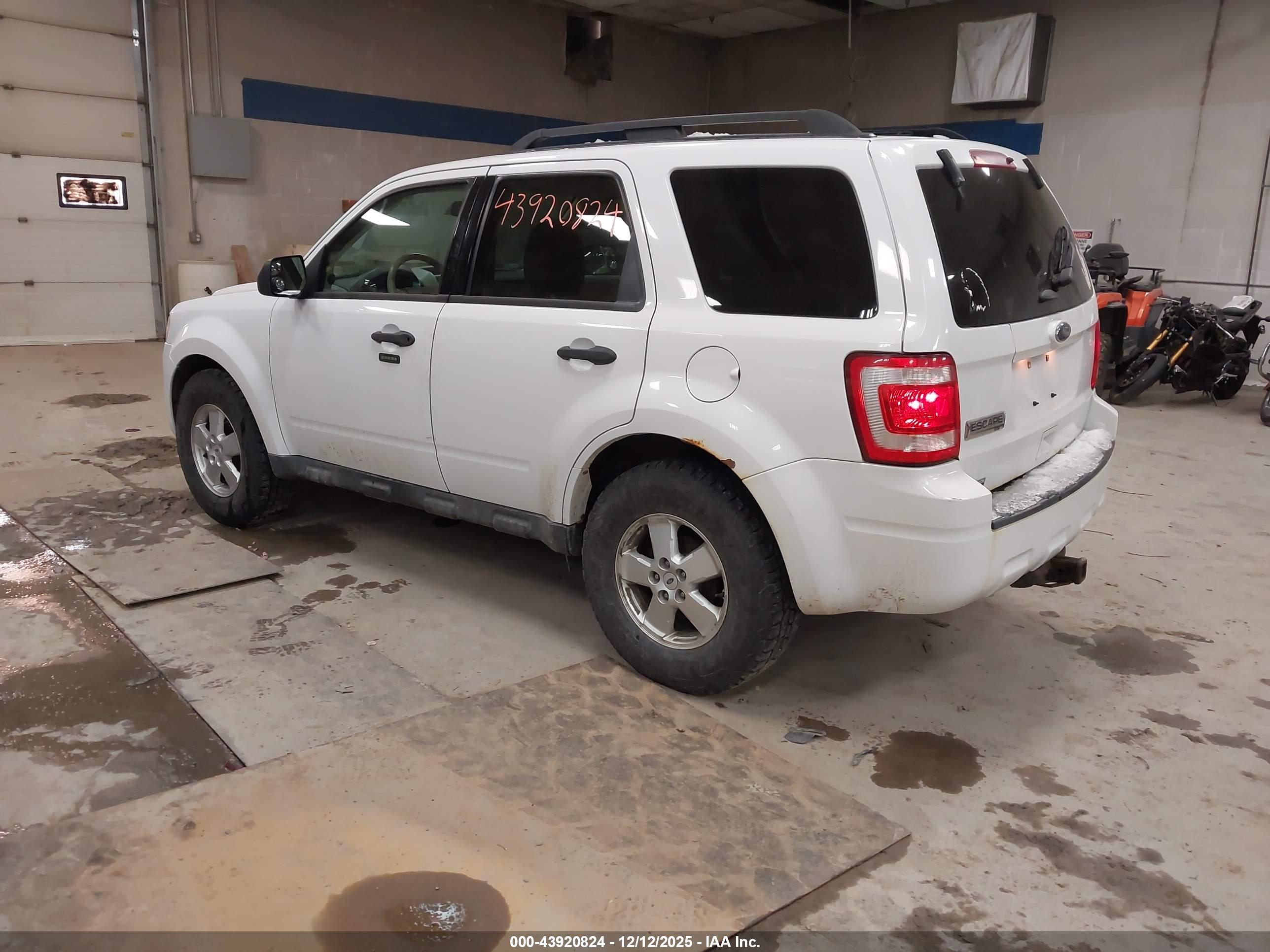 FORD ESCAPE image 3