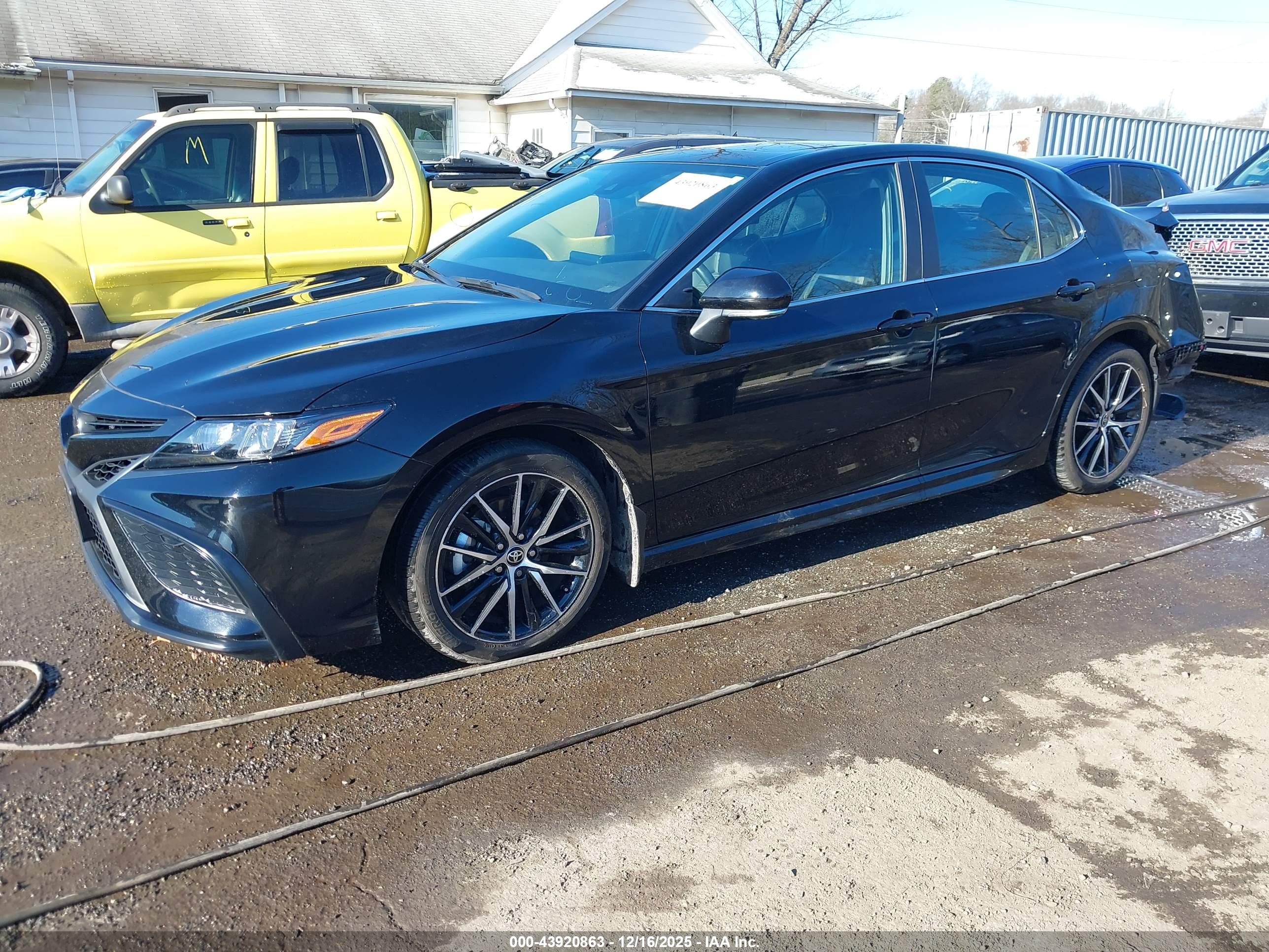 TOYOTA CAMRY image 2